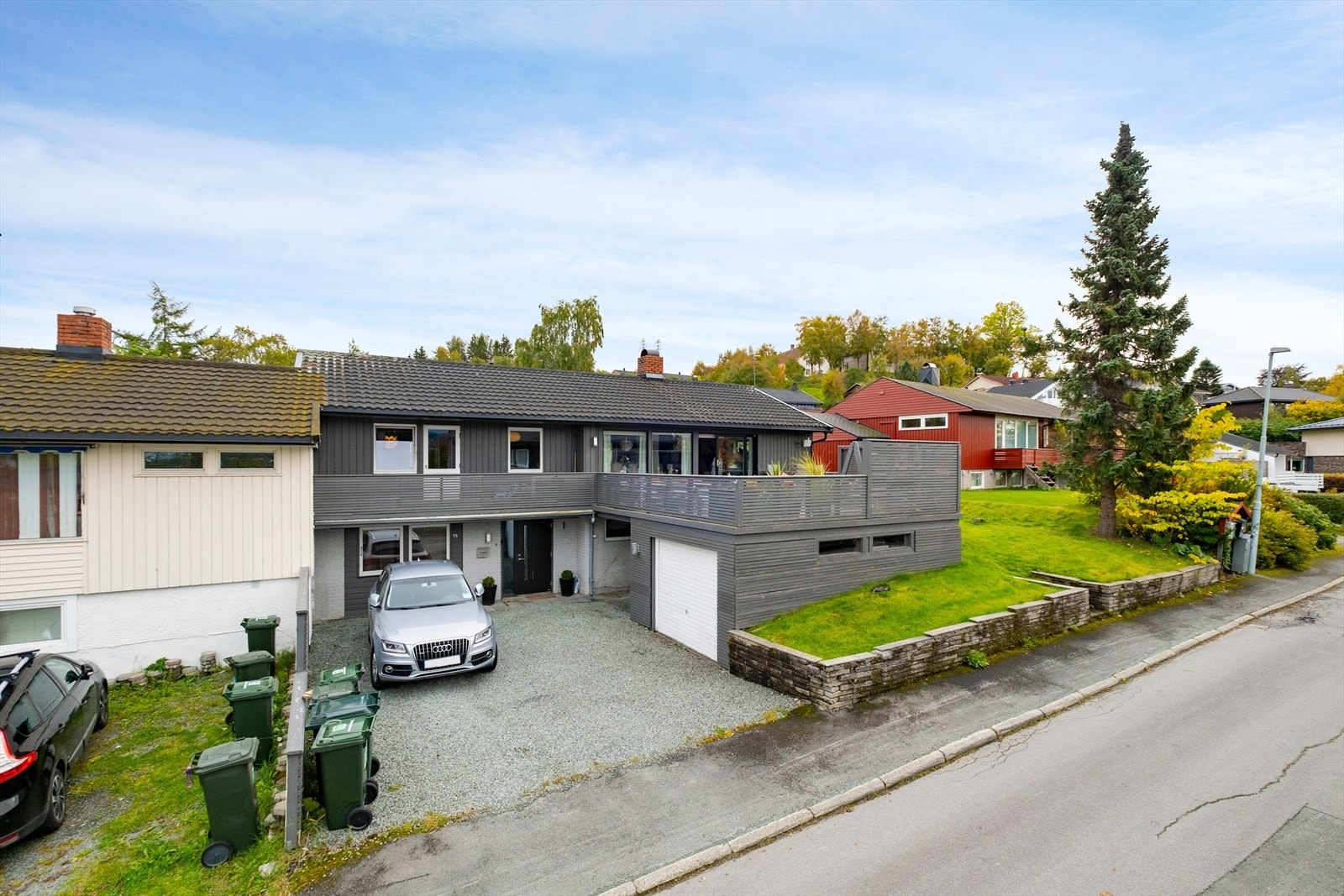 Flott vertikaldelt tomannsbolig med oppgradert standard og to hybeldeler. Galleribilde