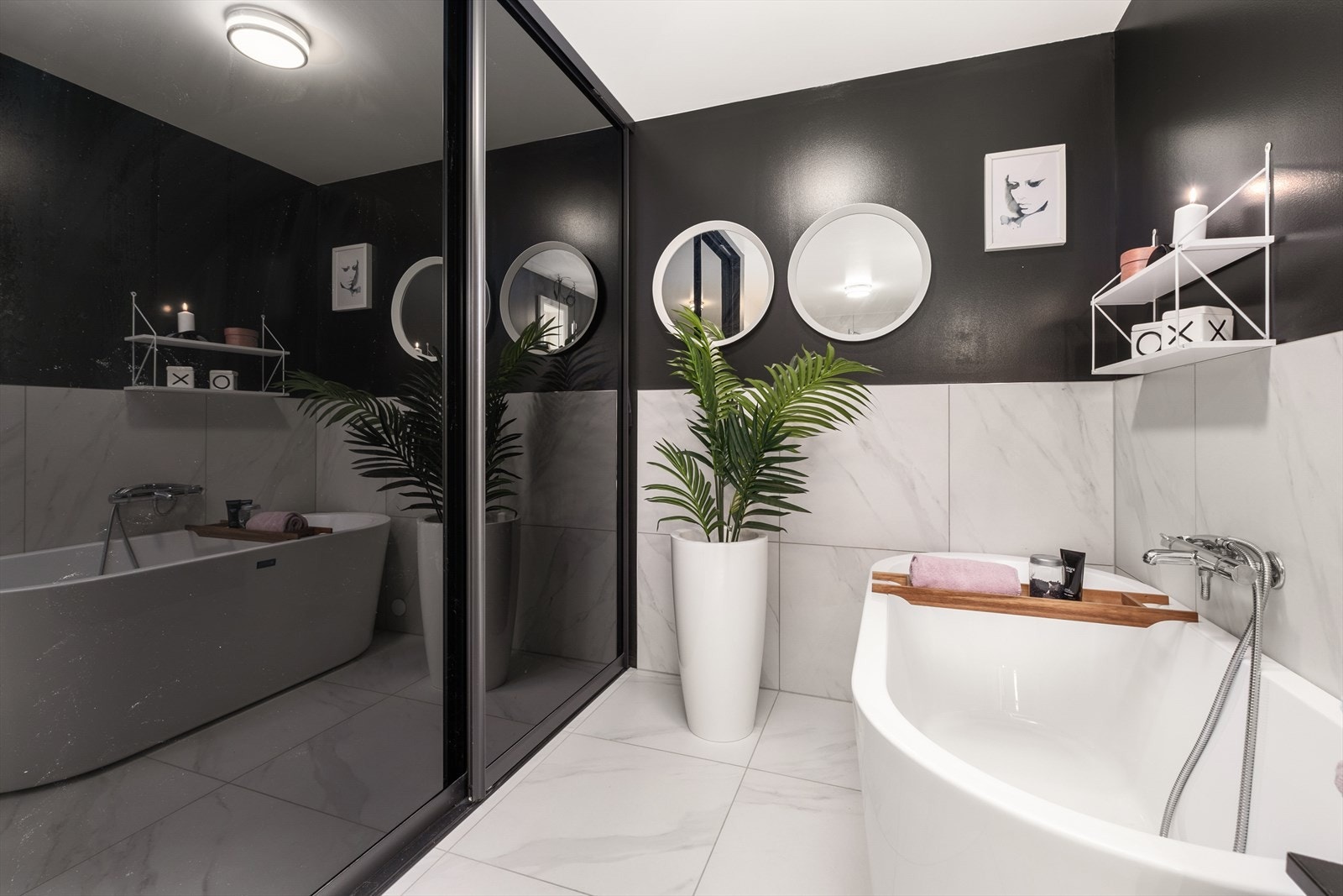 Det er flis på gulv, flis og malt overflate på vegger samt malt overflate i himling. Galleribilde