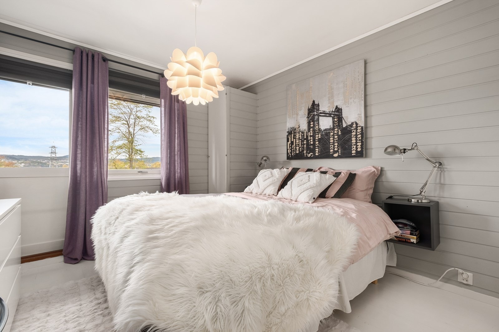 Hovedsoverommet oppleves som stort og med mye naturlig lys Galleribilde