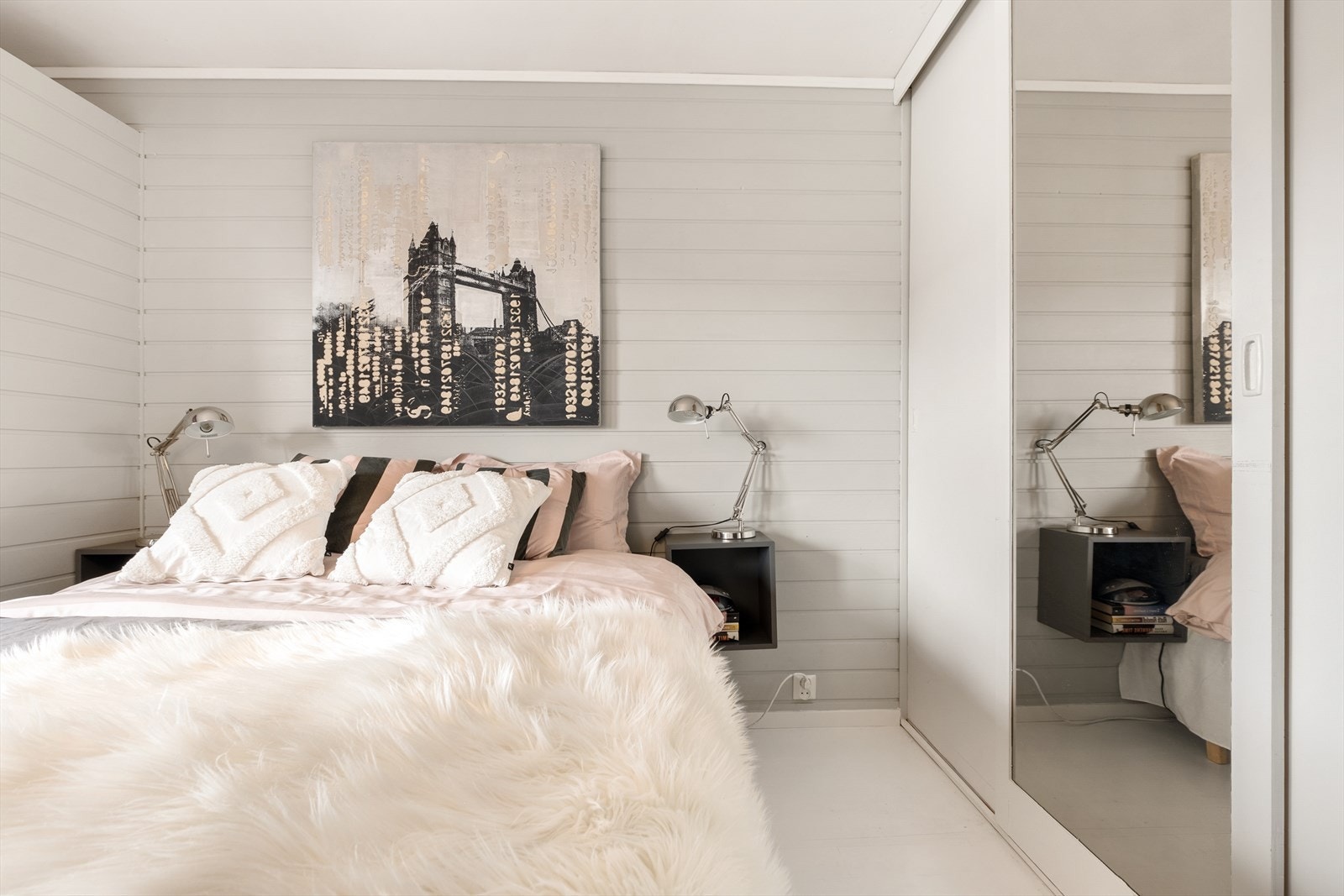 Soverommet har innebygd garderobeløsning som gir god plass til oppbevaring. Galleribilde