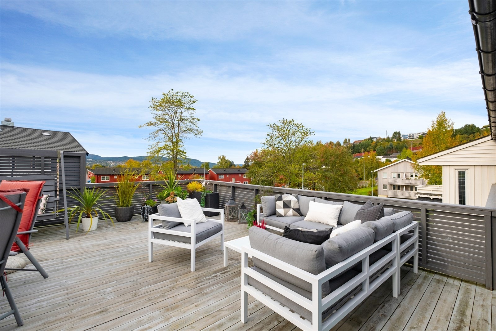 Terrassen er på 45 m² og vender mot vest, som sørger for fantastiske solforhold. Galleribilde