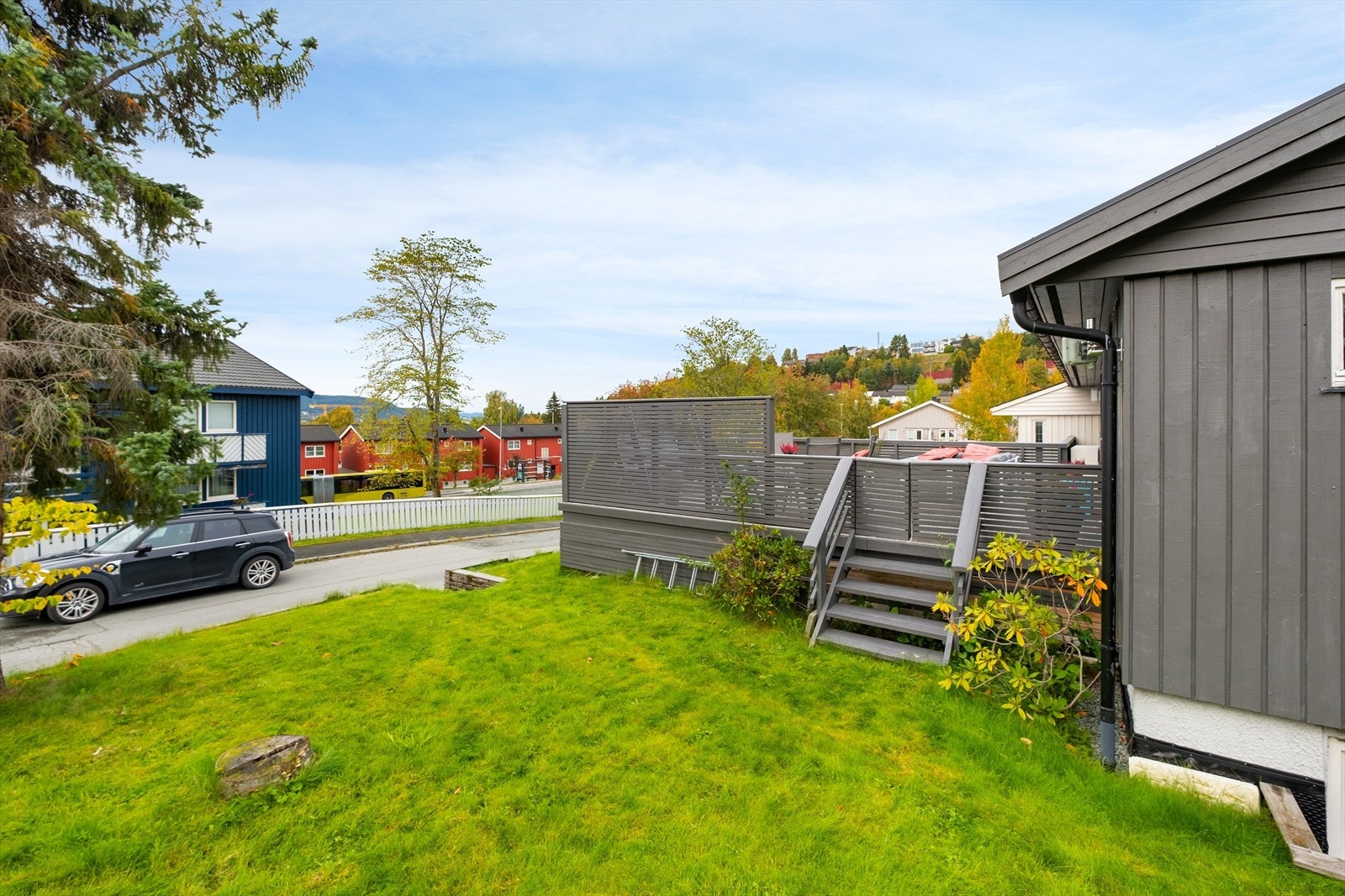 Boligen disponerer flere uteplasser med gode solforhold. Galleribilde