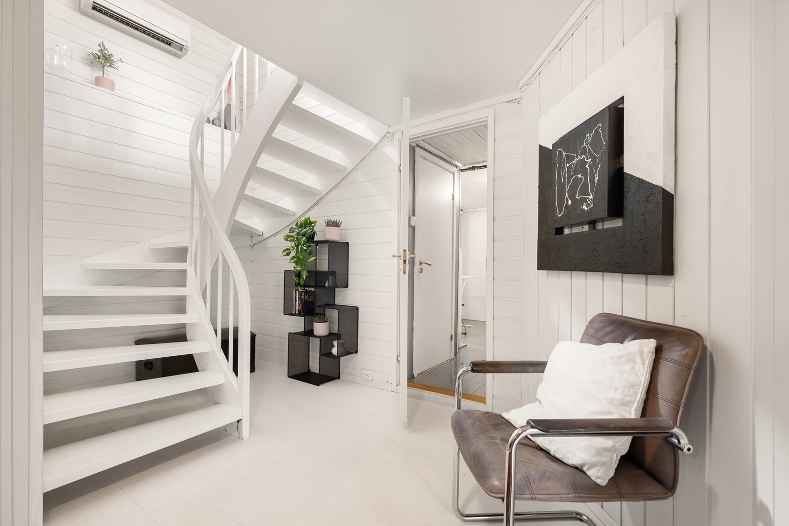 I trappen er det blitt installert varmepumpe (2009). Galleribilde