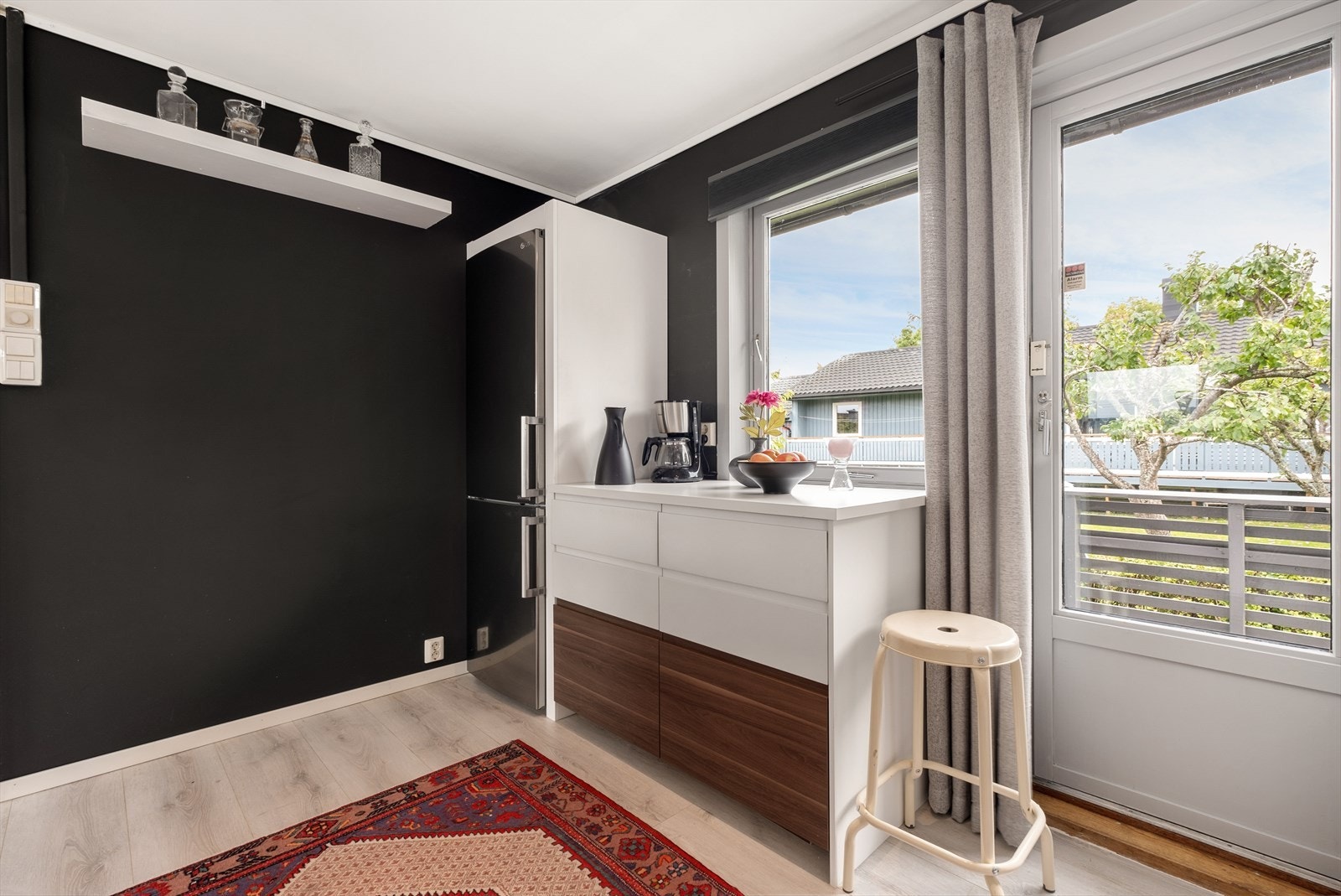 Store vindusflater sørger for rikelig med lysinnslipp som bidrar til en åpen og luftig romfølelse. Galleribilde