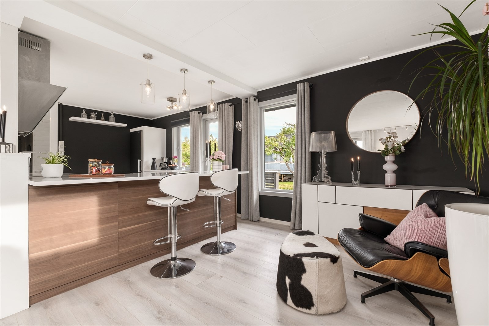 Kjøkkenet i 1. etasje kommer i en åpen løsning med stue og kjøkken på 62,5 m². Allrommet har også en vedovn som gir ekstra varme og lavere strømkostnader på høst- og vinterhalvåret. Galleribilde