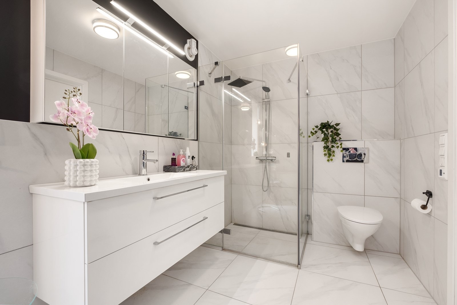 Badet er utstyrt med dusjkabinett, naturlig avtrekk, servant og wc. Galleribilde