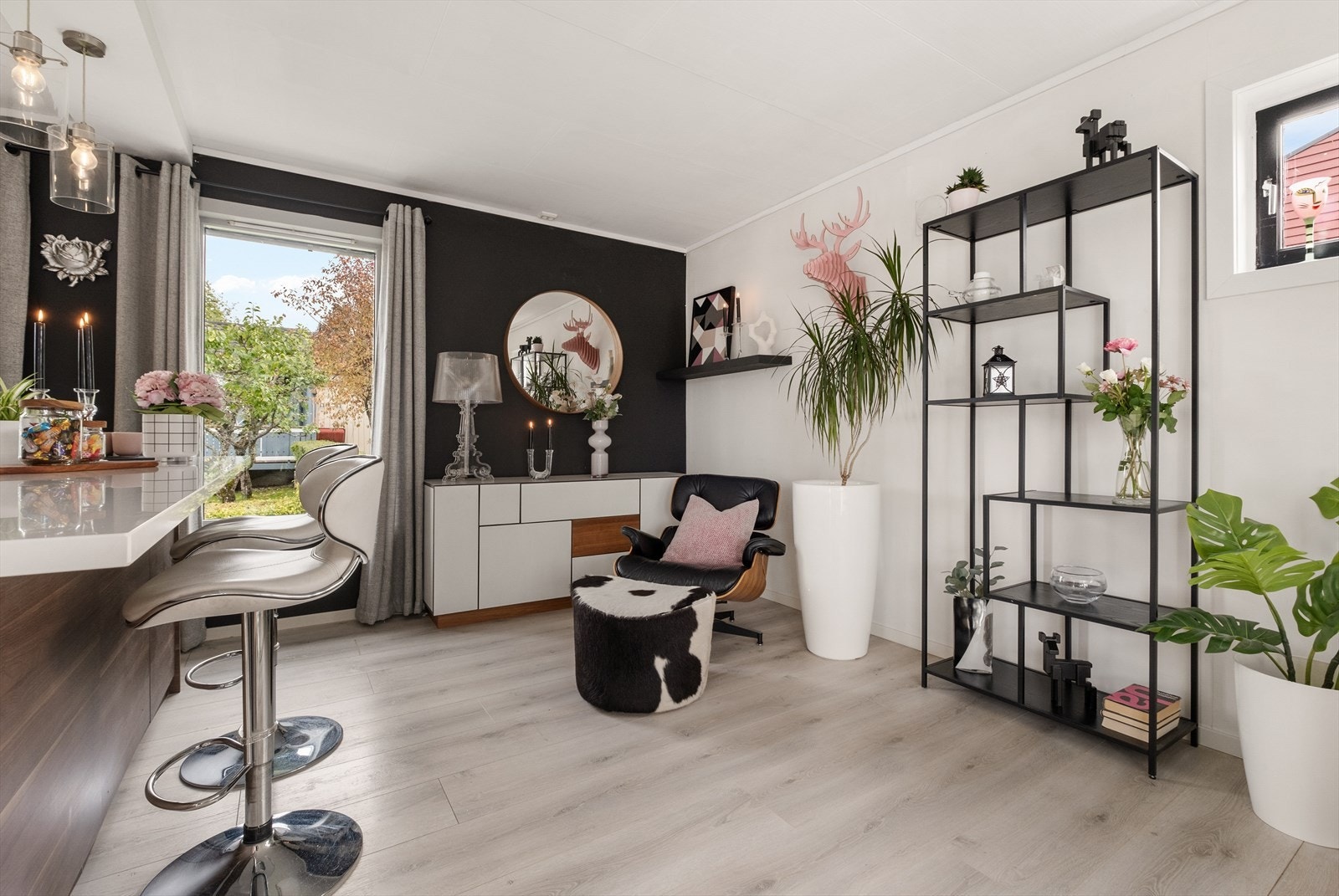 I stuen er det nye vinduer samt skyvedører fra 2022. Galleribilde