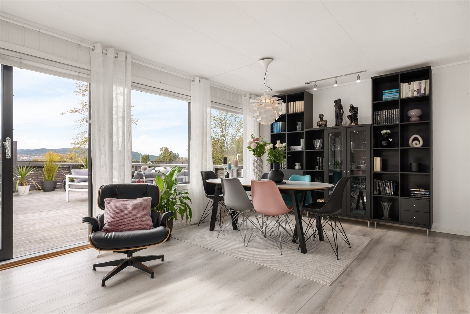 Fra stuen er det direkte utgang til en stor og romslig terrasse på hele 45 m² som enkelt fungerer som en forlengelse av oppholdsrommet på sommerstid. Galleribilde