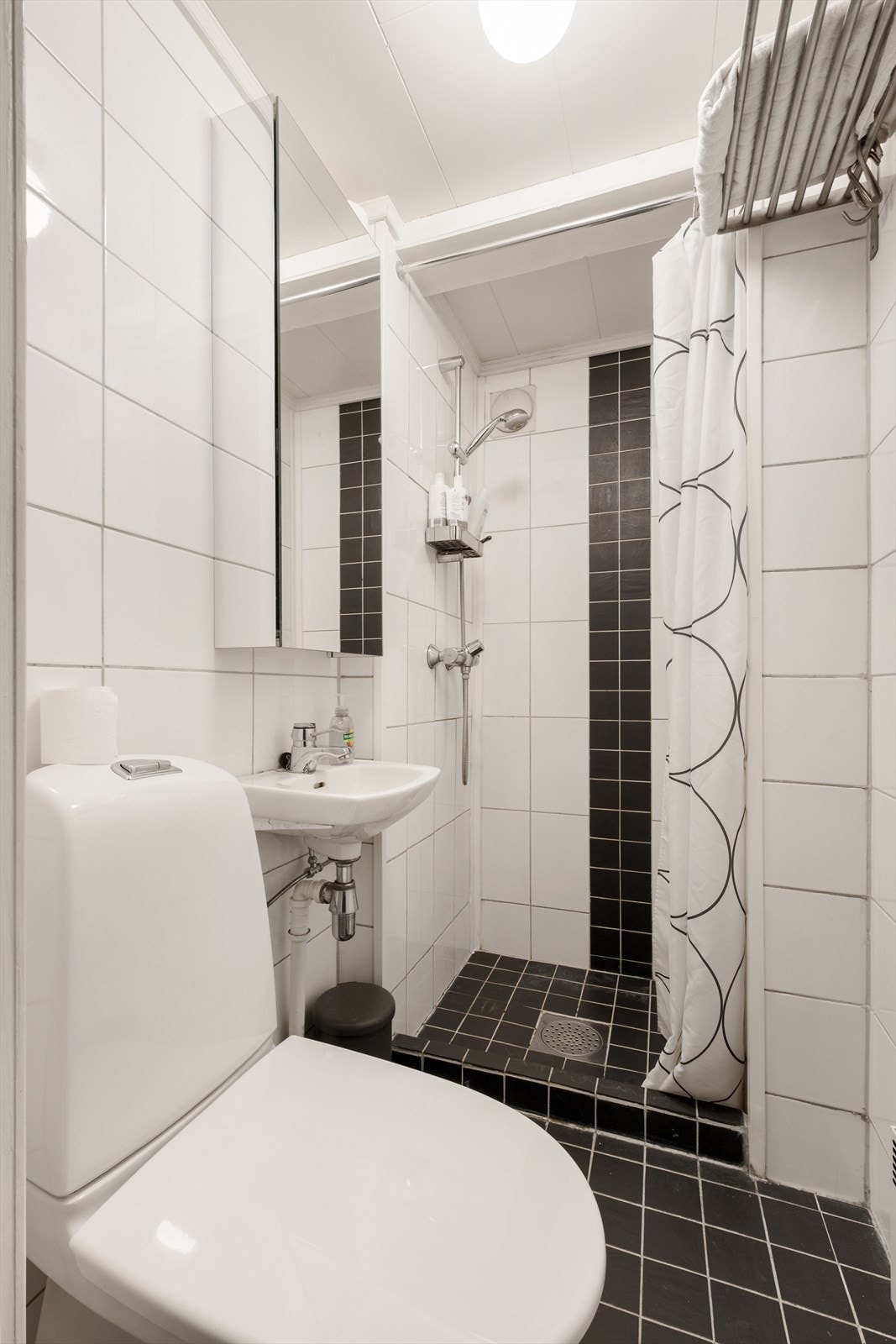 Badet er utstyrt med dusjnisje, naturlig avtrekk, servant og wc. Galleribilde