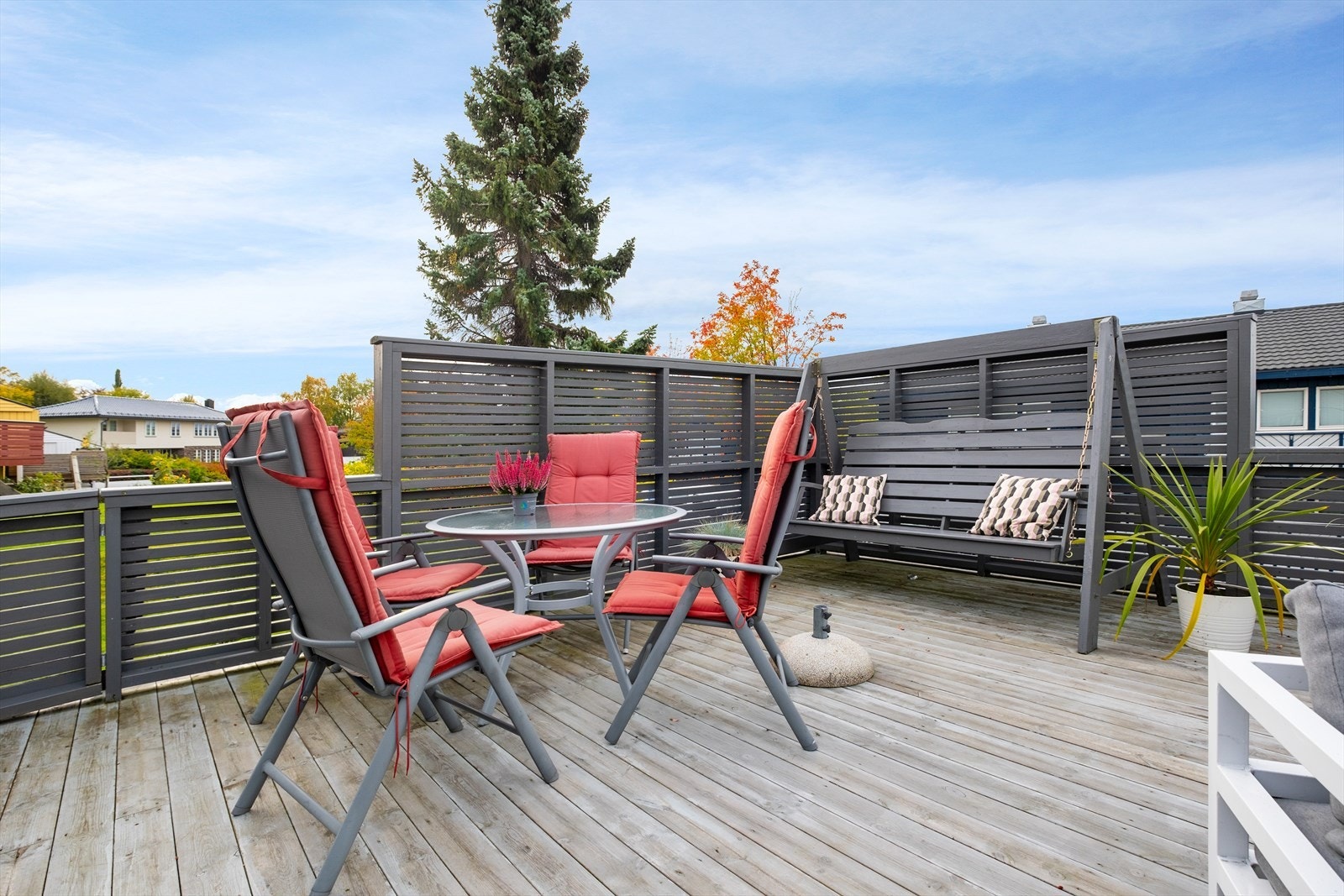 Den store terrassen byr på flere møbleringssoner. Galleribilde