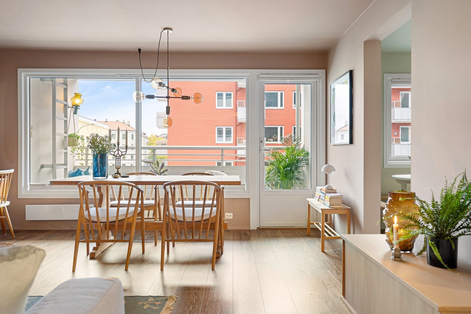 Leiligheten ligger i 2. etasje og inneholder entré, kjøkken, stue, soverom og bad. Galleribilde