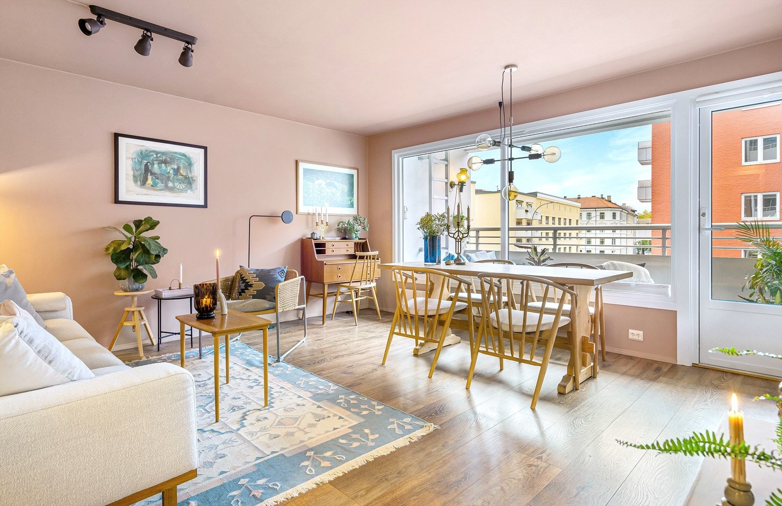 De store vindusflatene og balkongdøren gir godt innslipp av naturlig lys. Galleribilde