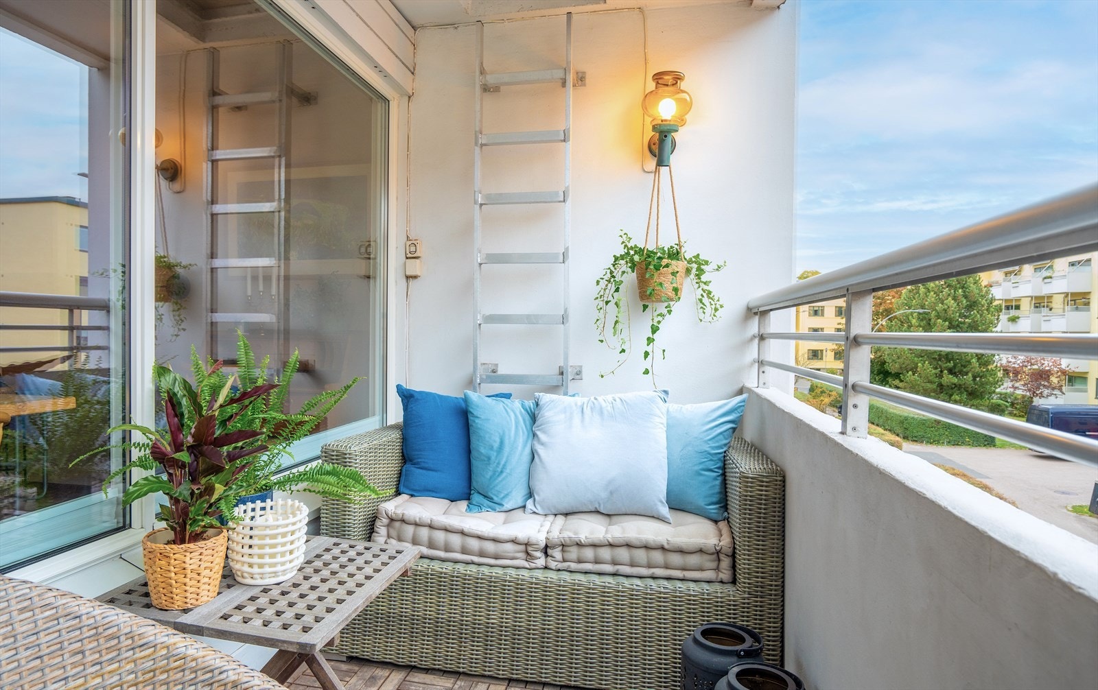 Fra stuen er det utgang til en sydøstvendt balkong på 6 kvm. Galleribilde