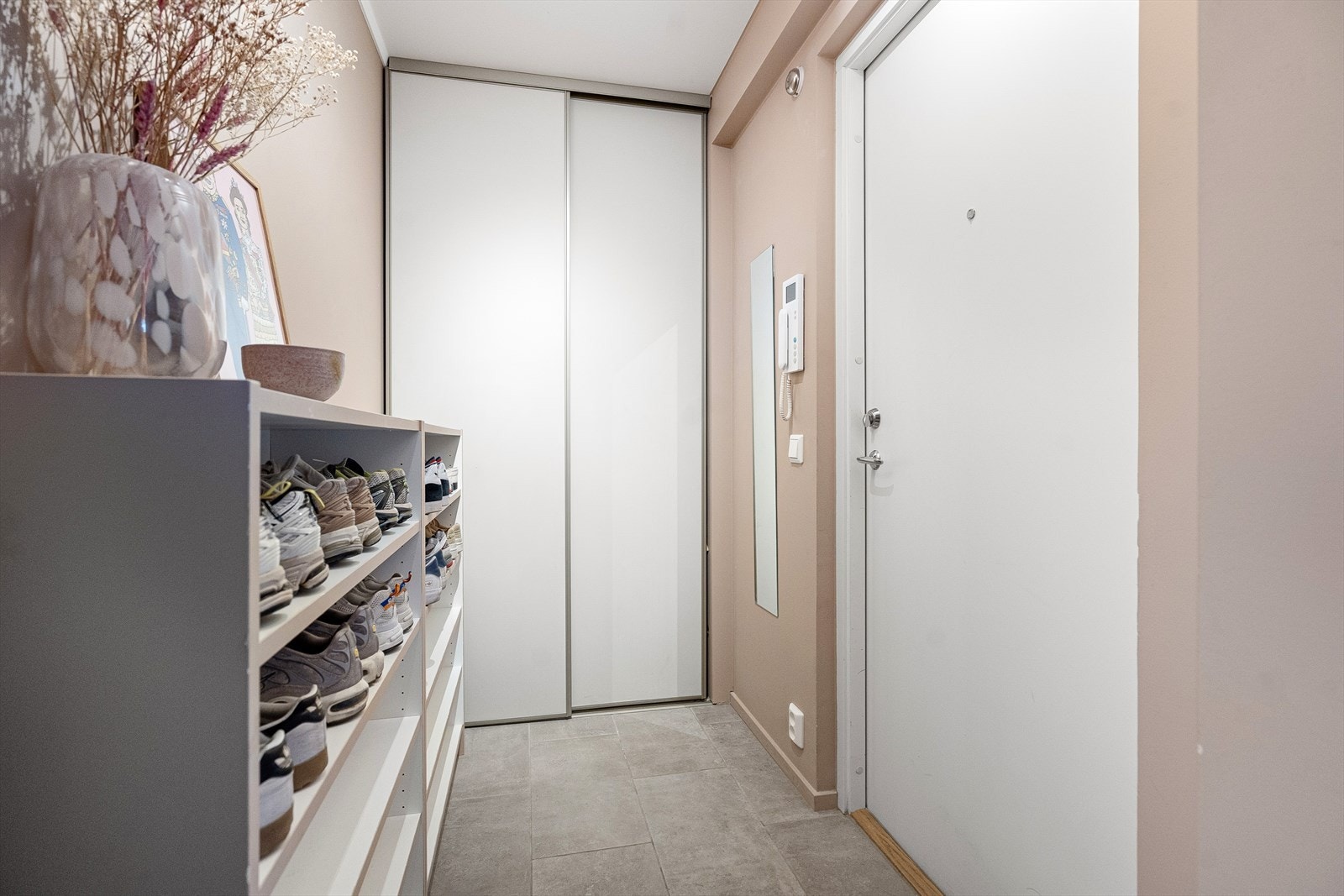 I gangen er det skyvedørsgarderobe for oppbevaring av sko og yttertøy. Velkommen inn! Galleribilde