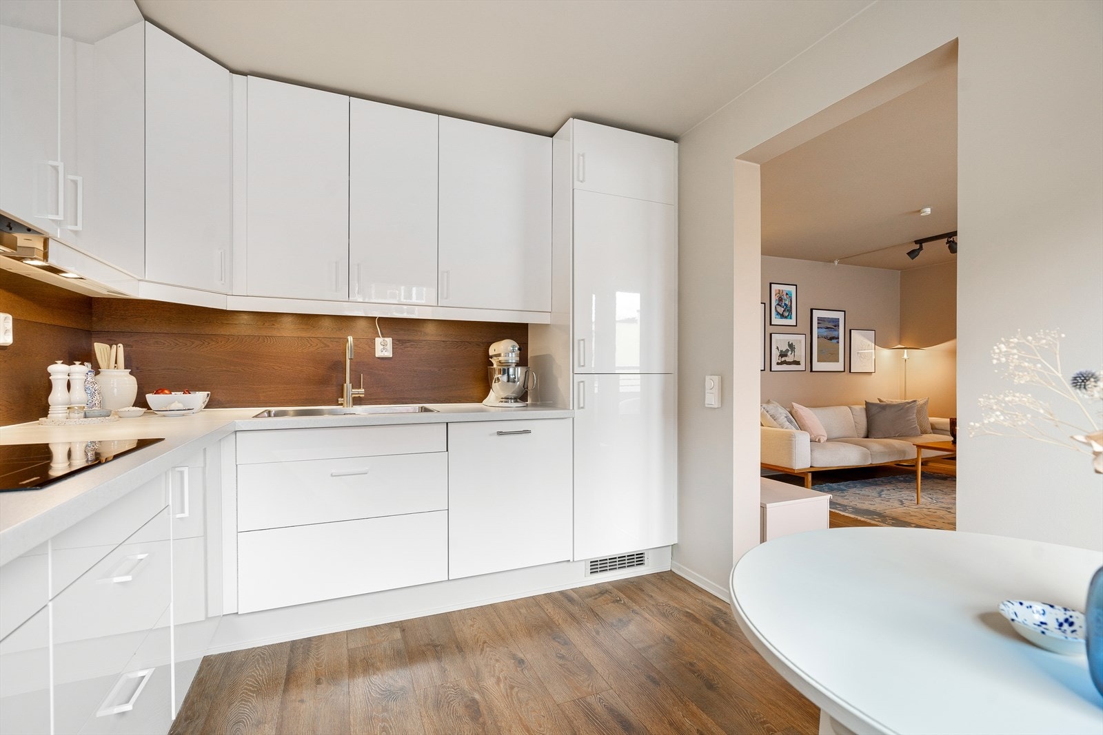 Kjøkkenet er utnyttet til det maksimale med masse lagringsplass i både skap og skuffer, samt god plass til matlaging. Galleribilde