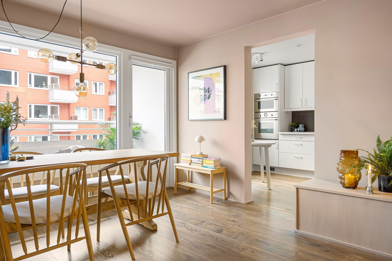 Det er adkomst til kjøkkenet fra stuen. Galleribilde