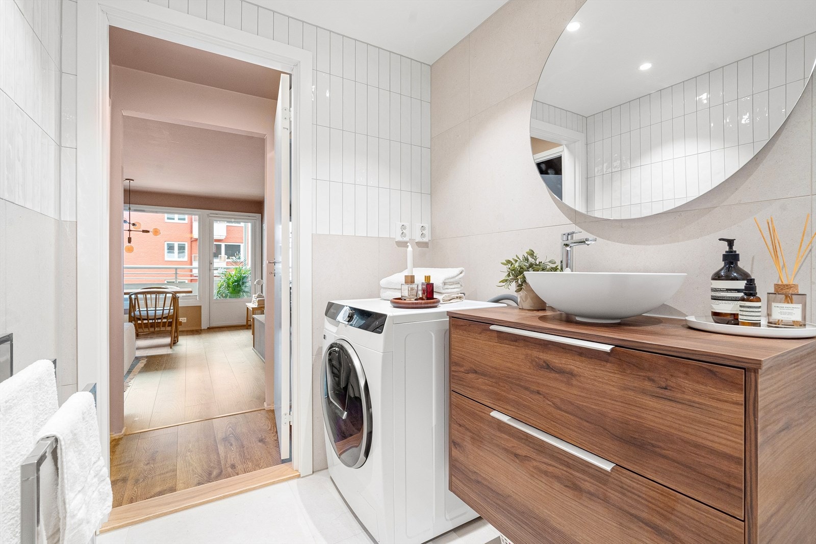 Rålekkert og nyoppusset bad med moderne fliser, behagelig gulvvarme og downlights med dimmer. Det er opplegg for vaskemaskin. Galleribilde