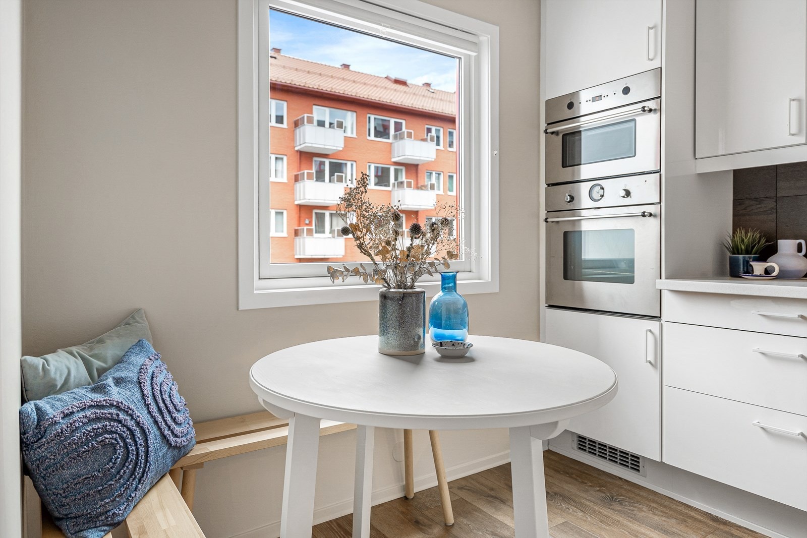 På kjøkkenet er det plass til spisekrok ved vinduet. Galleribilde