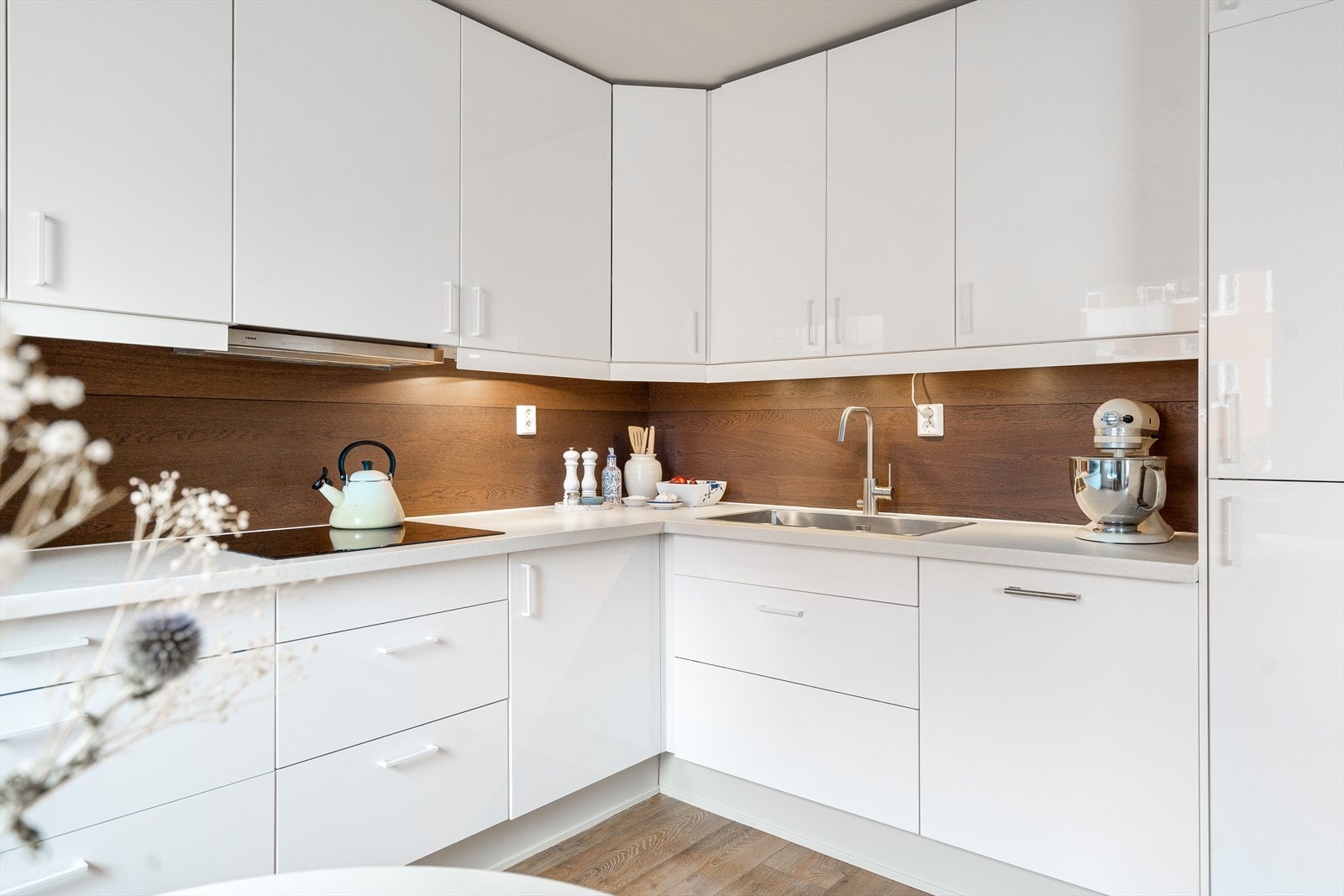 Hvitevarene er integrerte og består av ovn, mikro, kjøl/frys, oppvaskmaskin og koketopp. Det er kullfiltervifte over stekesonen. Galleribilde