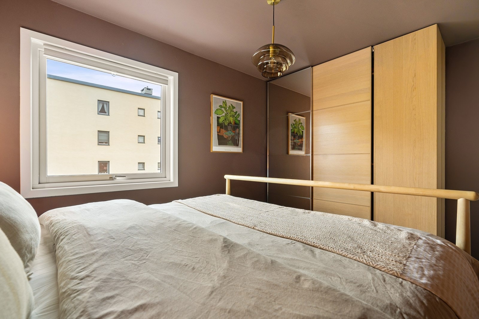 Det er god plass til dobbeltseng, nattbord og skyvedørsgarderobe. Galleribilde