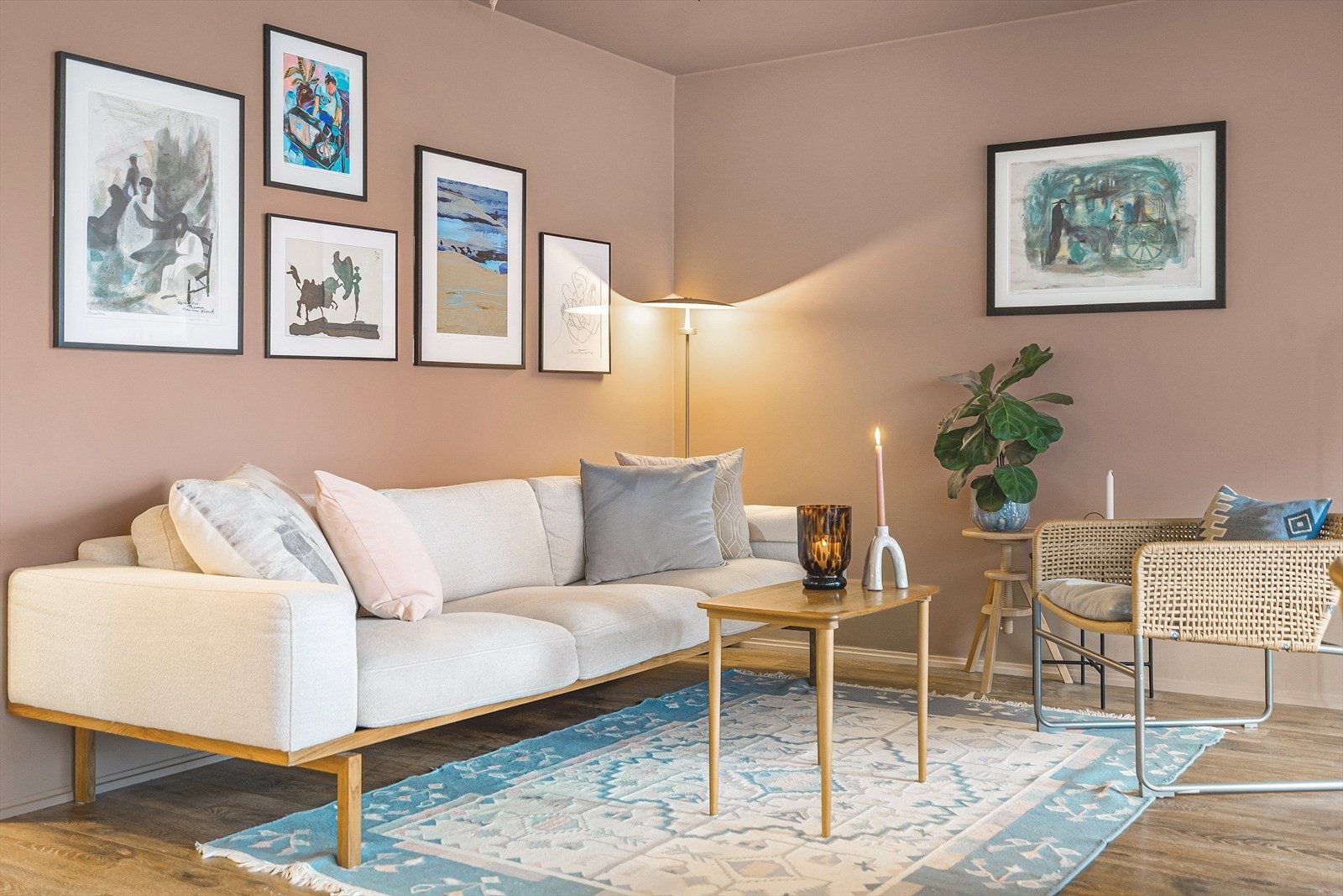 En lys, romslig og meget innbydende 2-roms hjørneleilighet med sjarmerende Sagene. Galleribilde