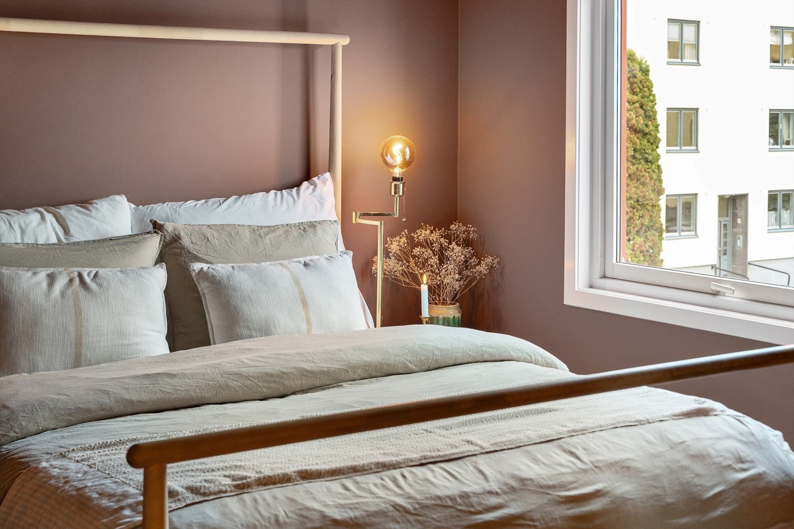 Stort vindu sikrer godt med lys og luft. Galleribilde