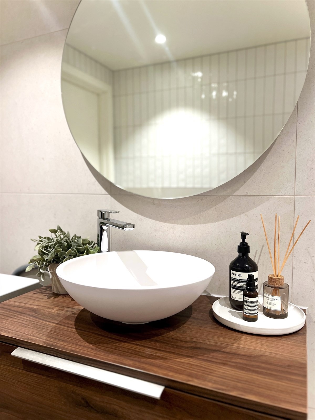 Bad med moderne fliser, behagelig gulvvarme og downlights med dimmer. Det er opplegg for vaskemaskin. Galleribilde