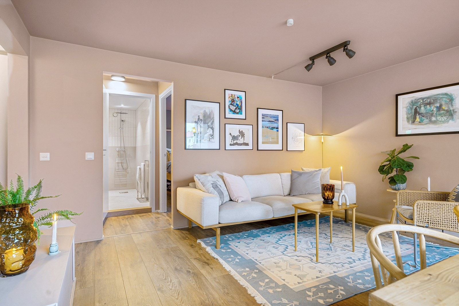 I stuen er det god plass til både sofagruppe og spisebord. Galleribilde