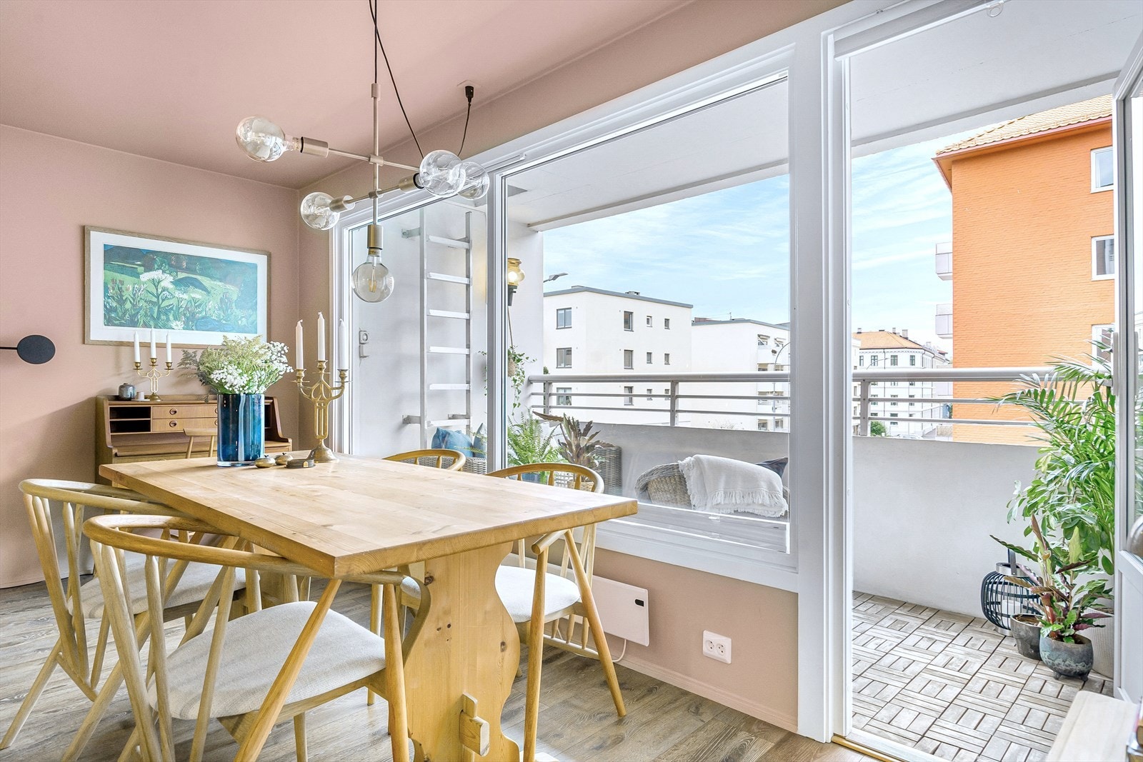 Veggene og taket i stuen ble malt i 2022. Galleribilde