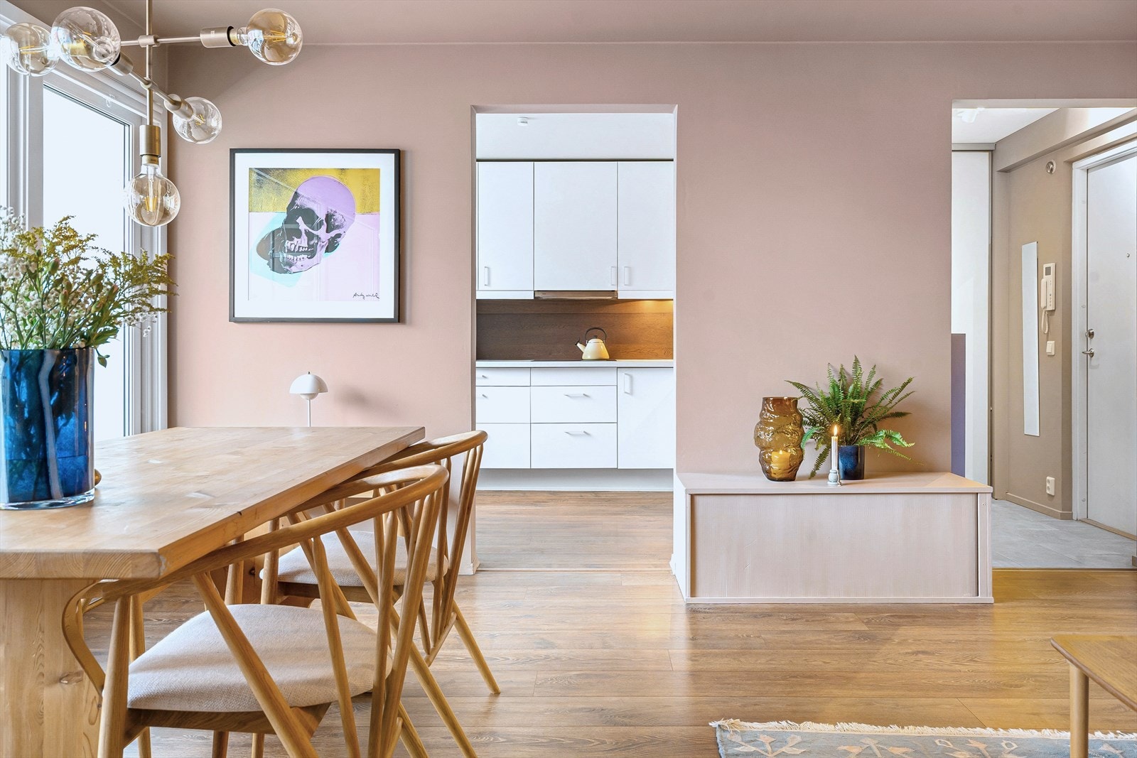 Leiligheten oppleves velholdt og gjennomført med pent gulv og tidsriktige fargevalg. Galleribilde