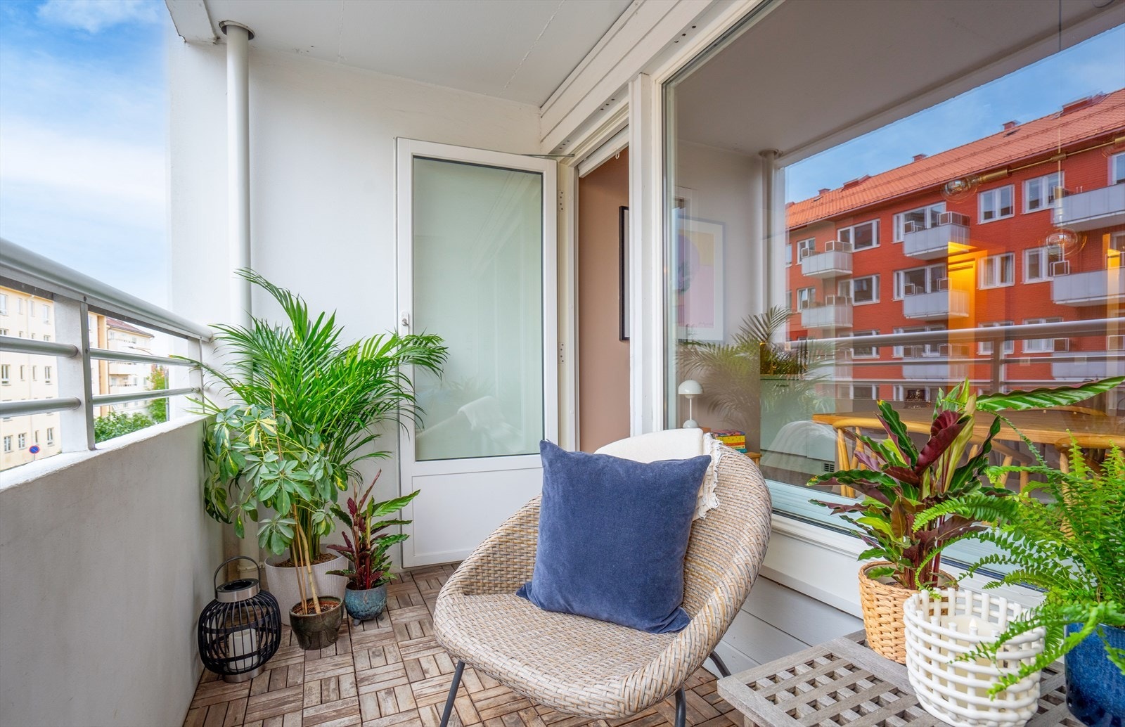 Balkongen er overbygd, og det er montert utebelysning. Galleribilde