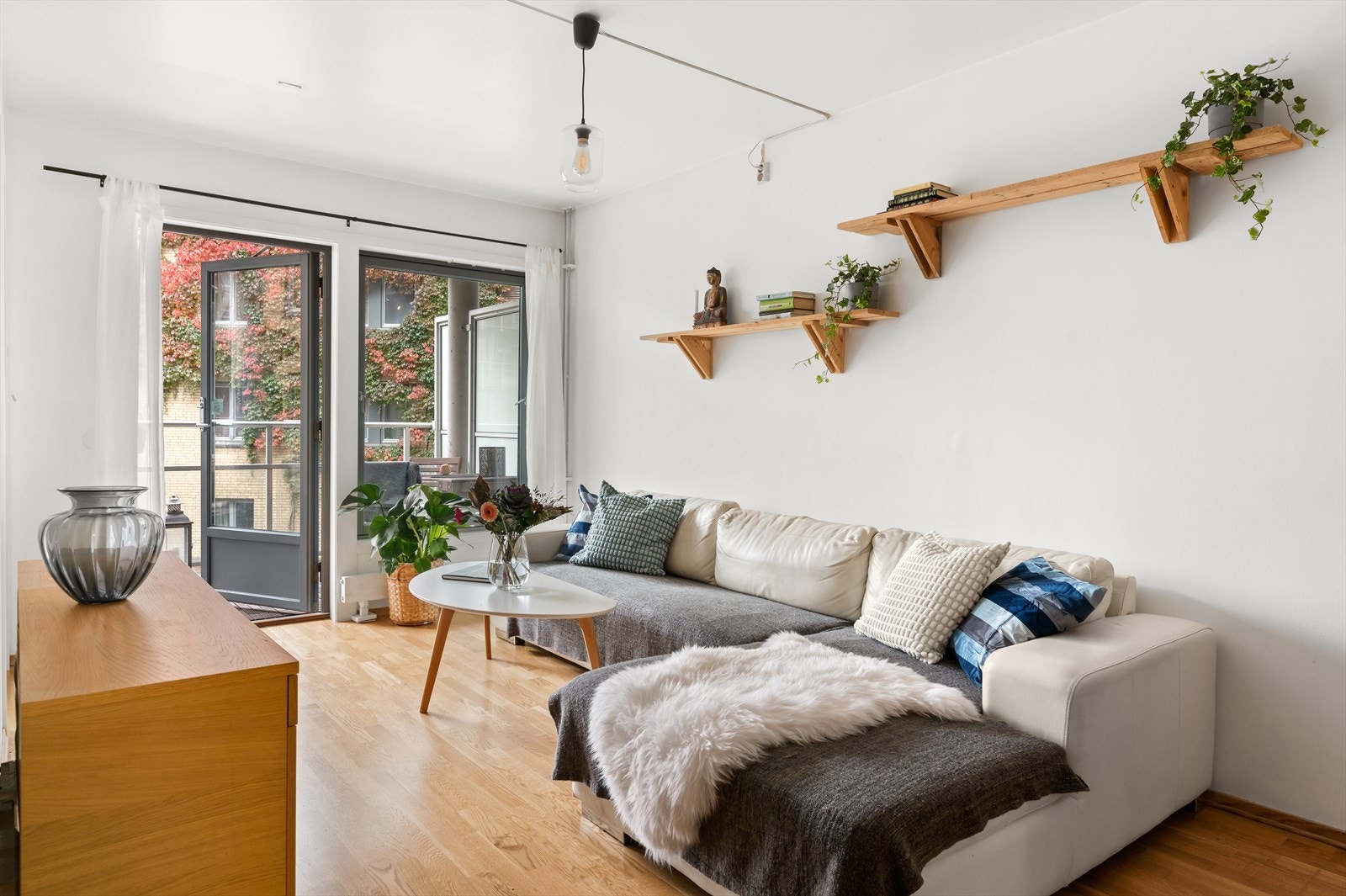 Stuen vender mot borettslagets bilfrie bakgård. Galleribilde