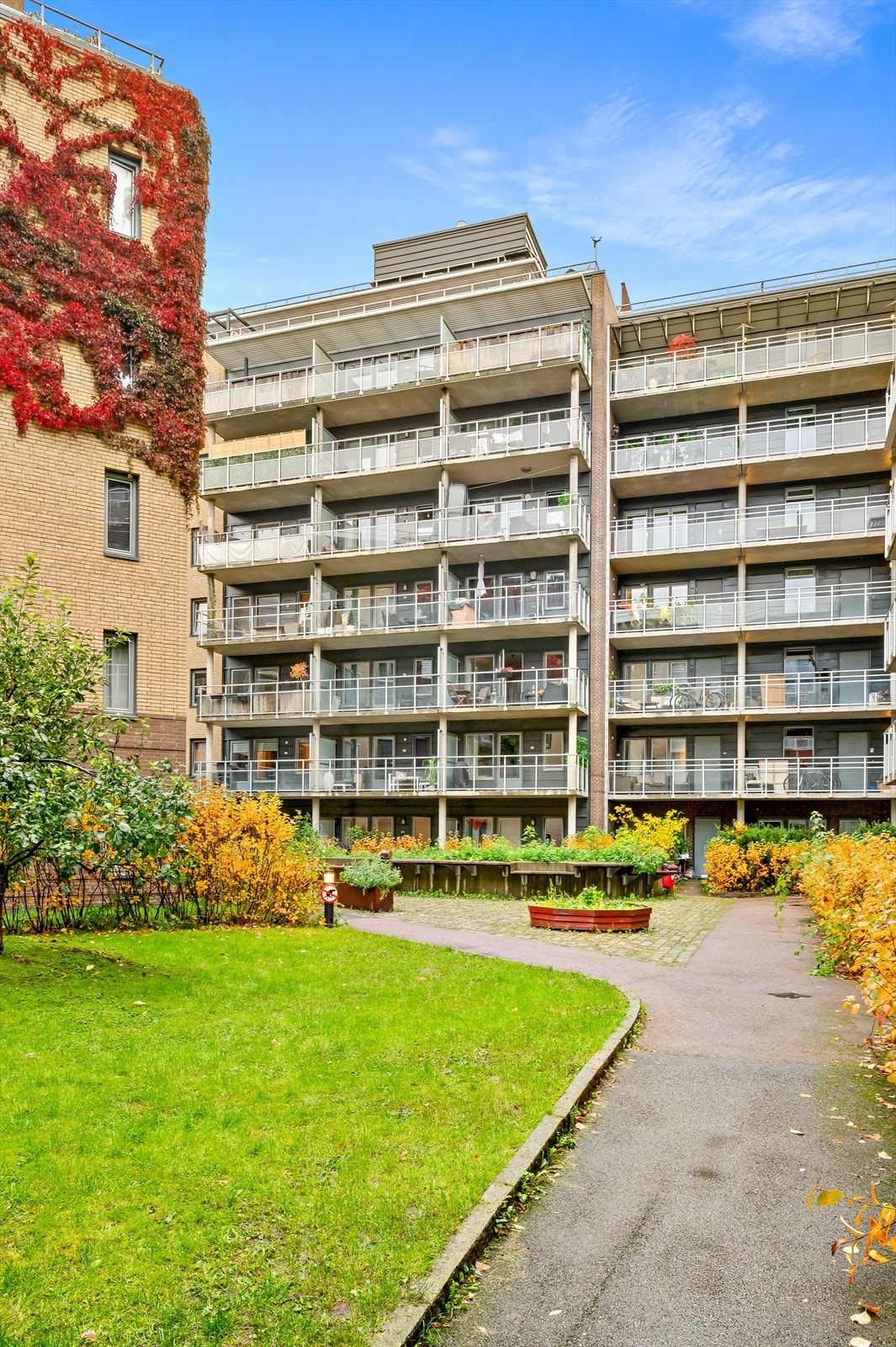 Sett fra bakgård opp mot leilighetens balkong. Galleribilde