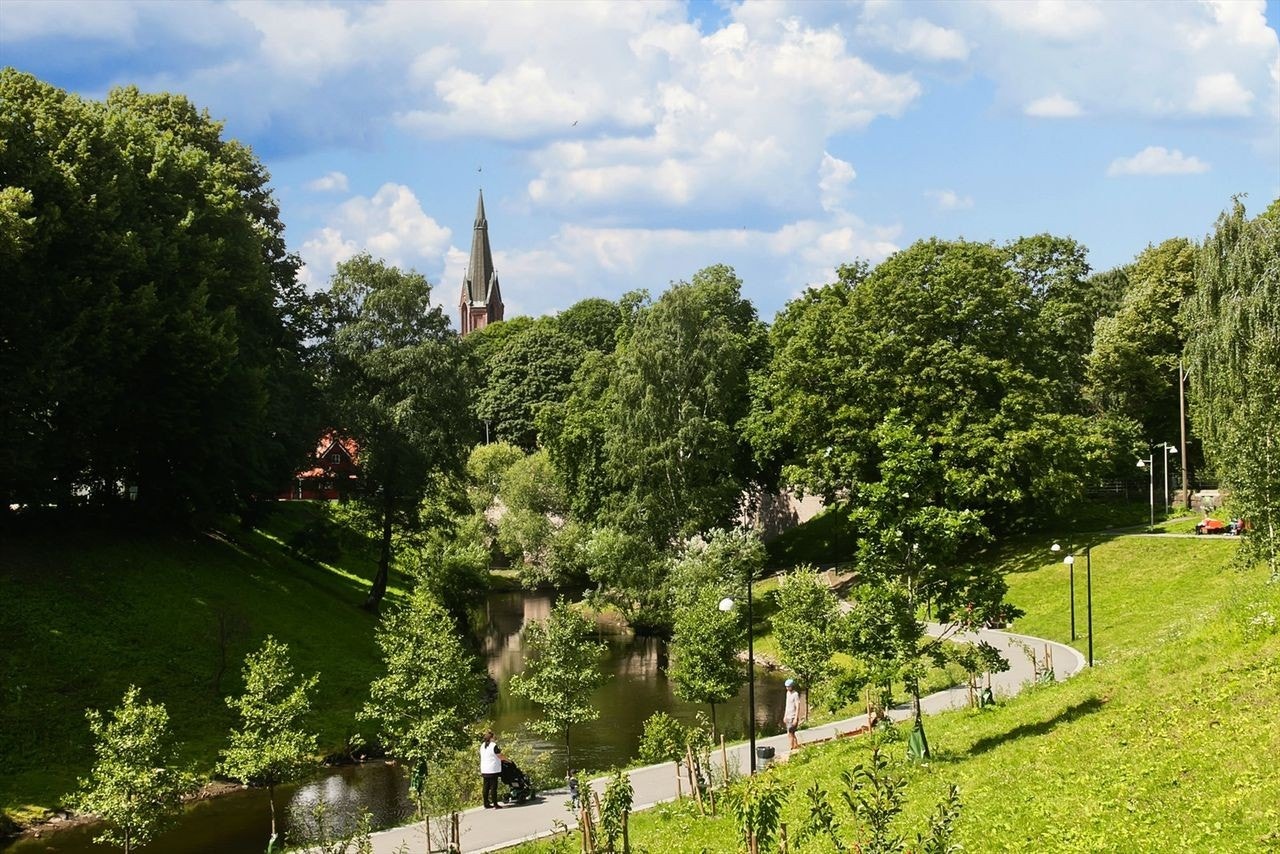 Søndagsturen kan legges langs Akerselva. Det finnes flere parker og rekreasjonsområder i nærheten med Birkelunden, Olaf Ryes plass, Sofienbergparken, Kubaparken og Grünerhagen innen gangavstand. Galleribilde