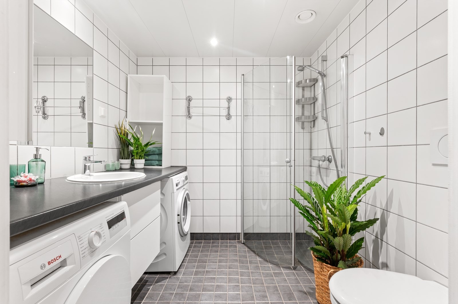 En god utforming med plass til småoppbevaring i innredning. Galleribilde