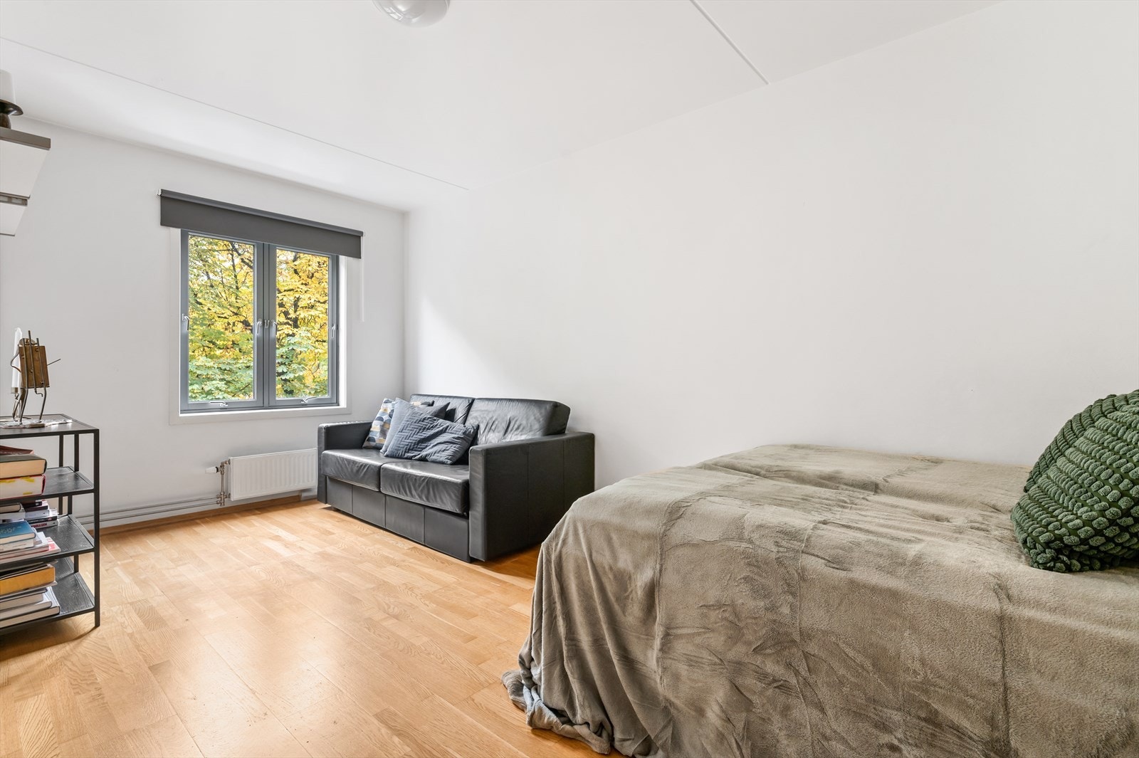 Hovedsoverommet er av det generøse slaget, og kan fint benyttes som et kombirom med plass til seng, skrivebord og liten sofagruppe. Galleribilde