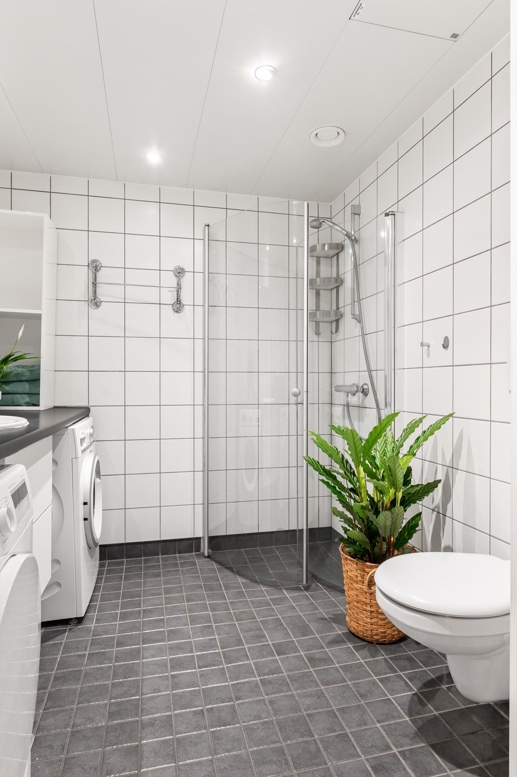 Praktiske plassbesparende innfellbare dusjdører. Galleribilde