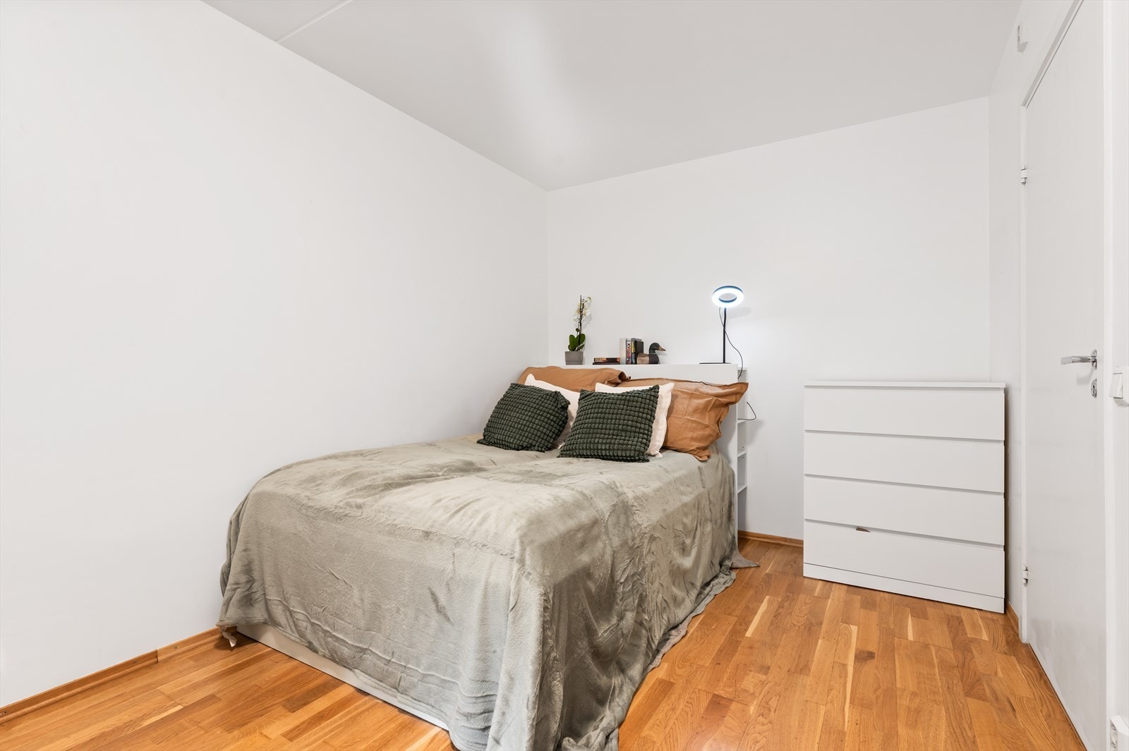 Plass til å sette inn stort garderobeskap i hovedsoverommet. Galleribilde