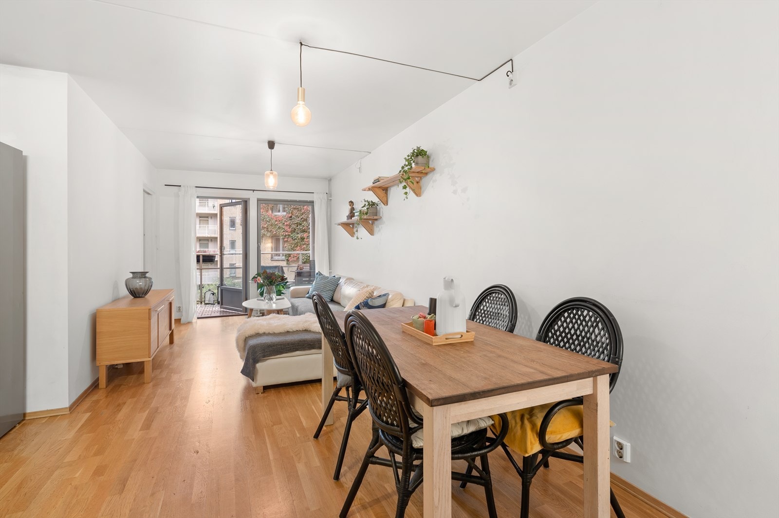 God planløsning med åpen stue-/kjøkkenløsning og videre utgang til balkong. Galleribilde