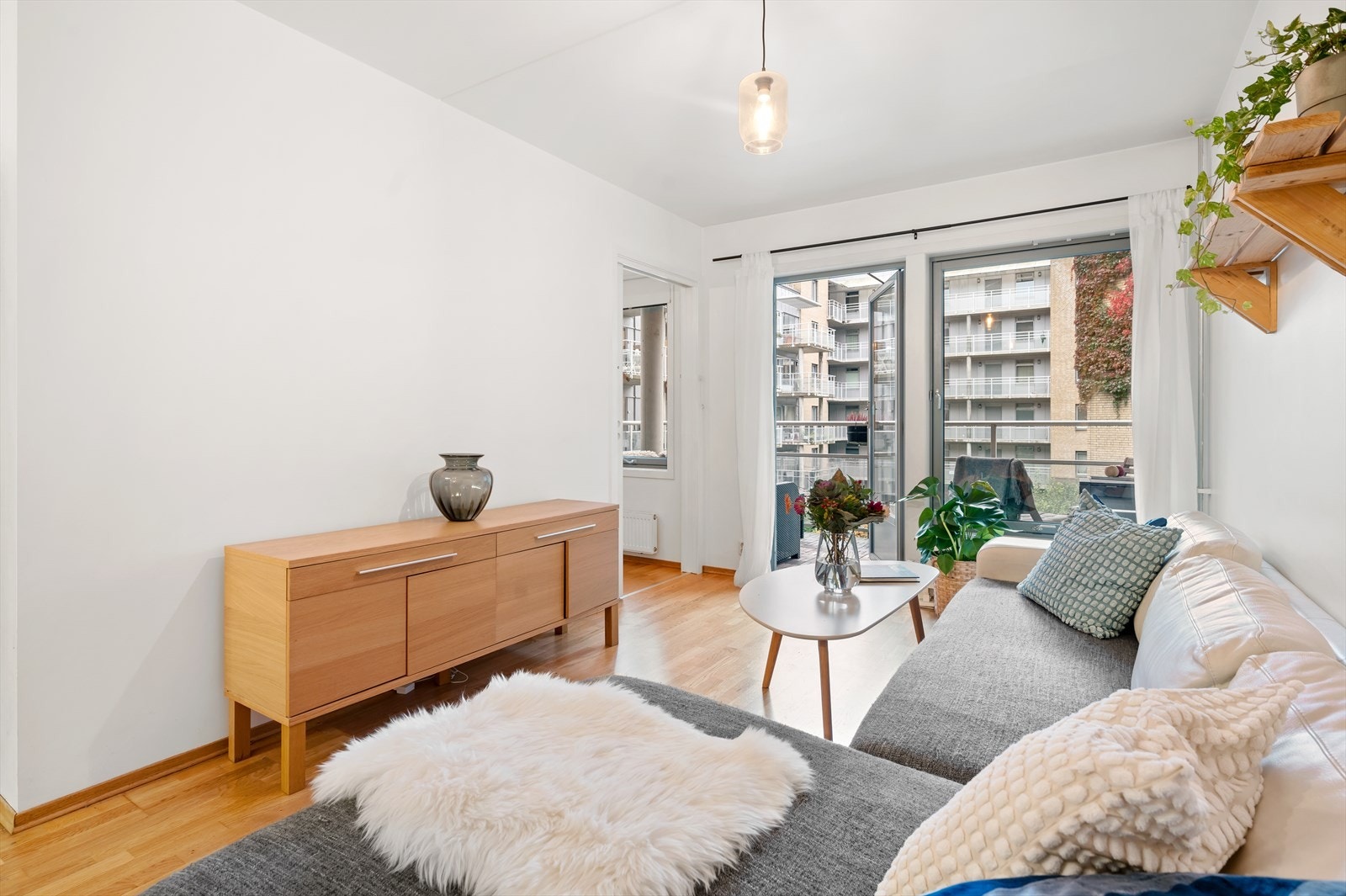 Den gjennomgående planløsningen med store vindusflater sikrer godt med naturlig lysinnslipp. Galleribilde