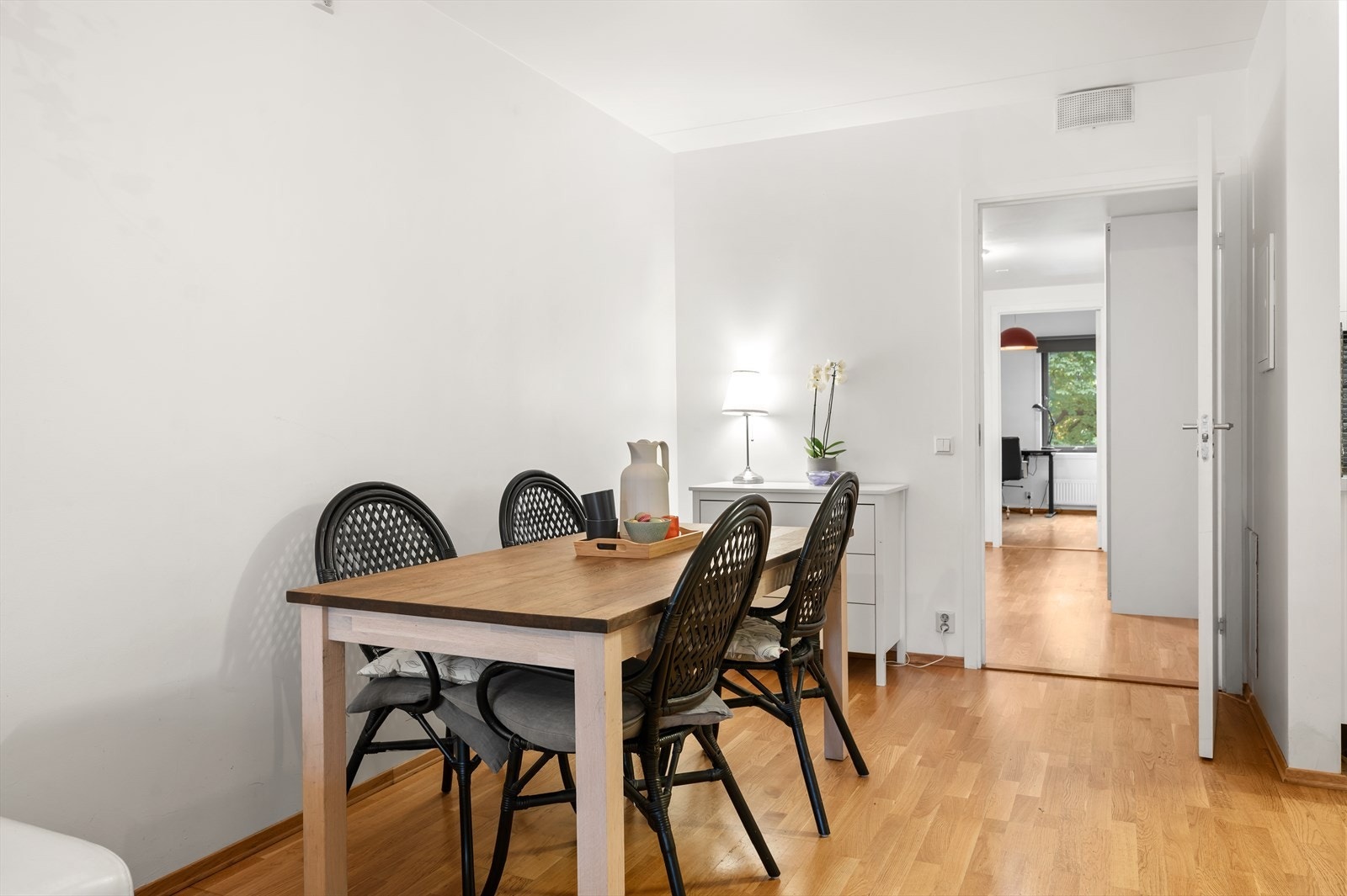 God plass til et stort spisebord for sosiale lag. Galleribilde