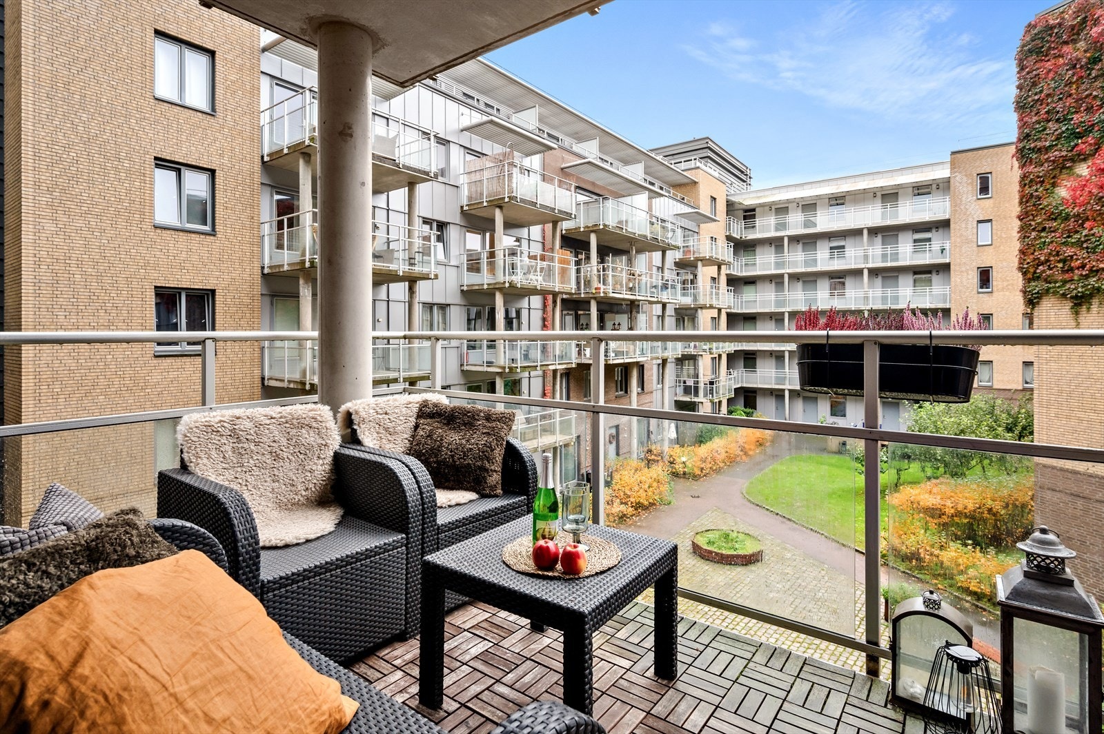 Fra stuen er det utgang til en herlig sydvestvendt balkong på ca. 10 kvm med gode solforhold. Galleribilde