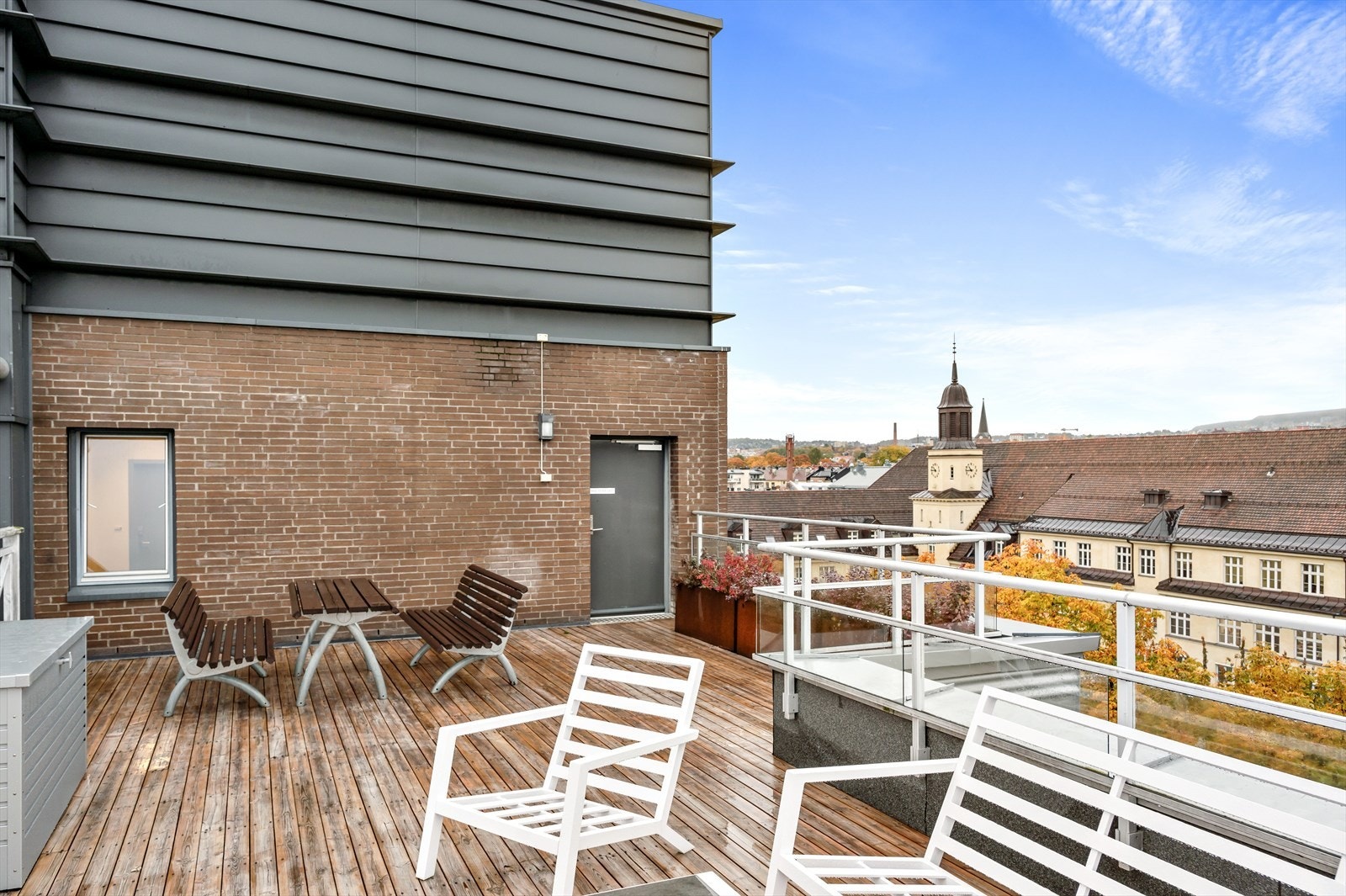 Terrassen er innredet med flere sittegrupper. Galleribilde