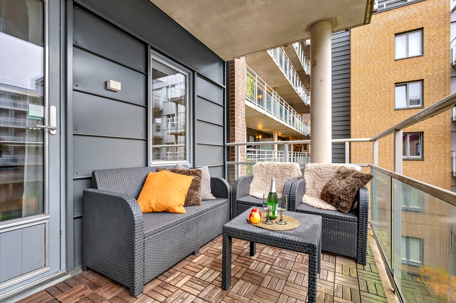 Da balkongen er overbygd og har utendørs stikkontakt, kan den fint benyttes ved flere årstider med f.eks. en varmelampe. Galleribilde