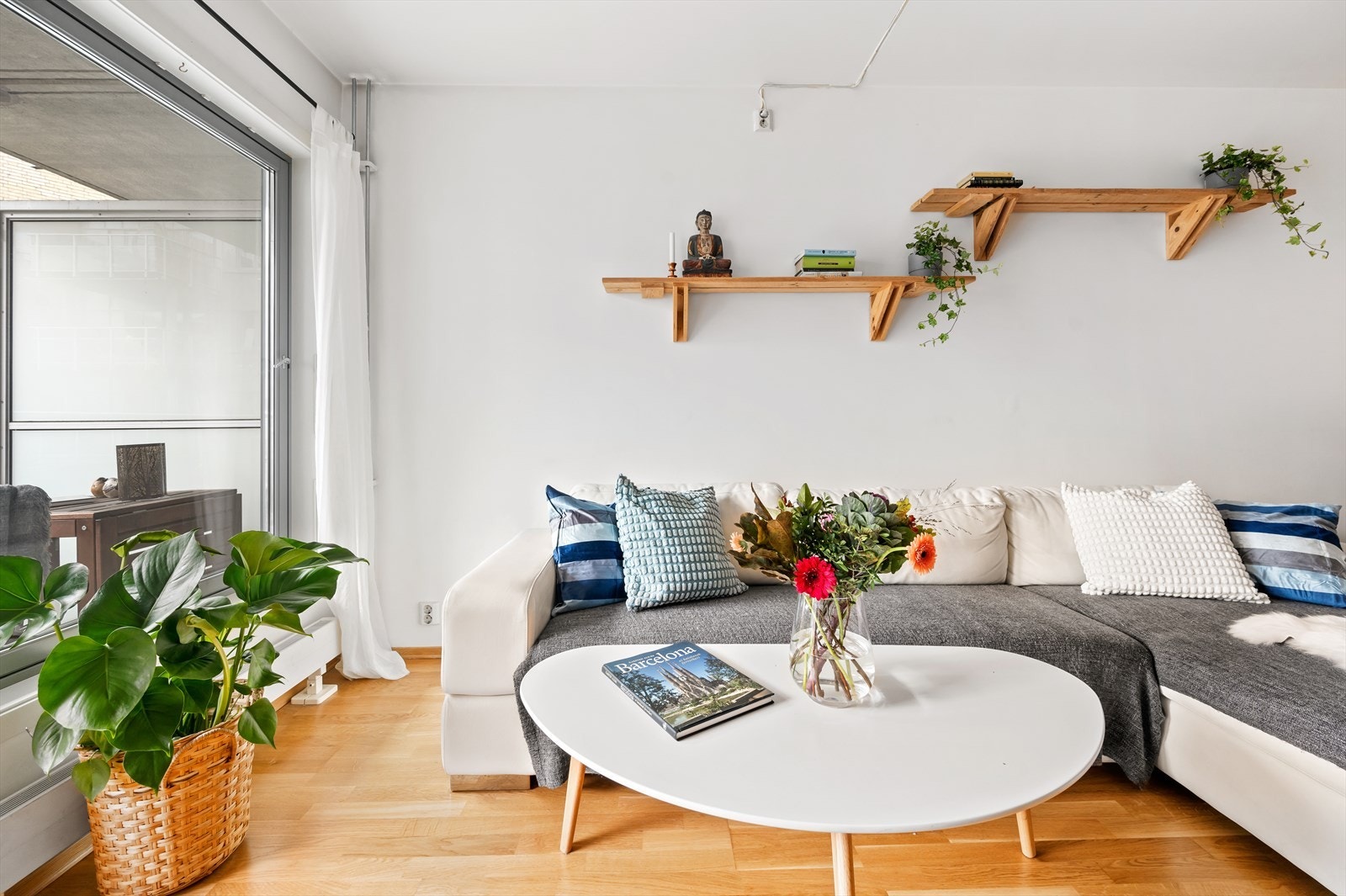 Innvendig standard fra byggeår 2008 med tidsnøytrale overflater og gode muligheter til å sette sitt eget personlige preg. Galleribilde