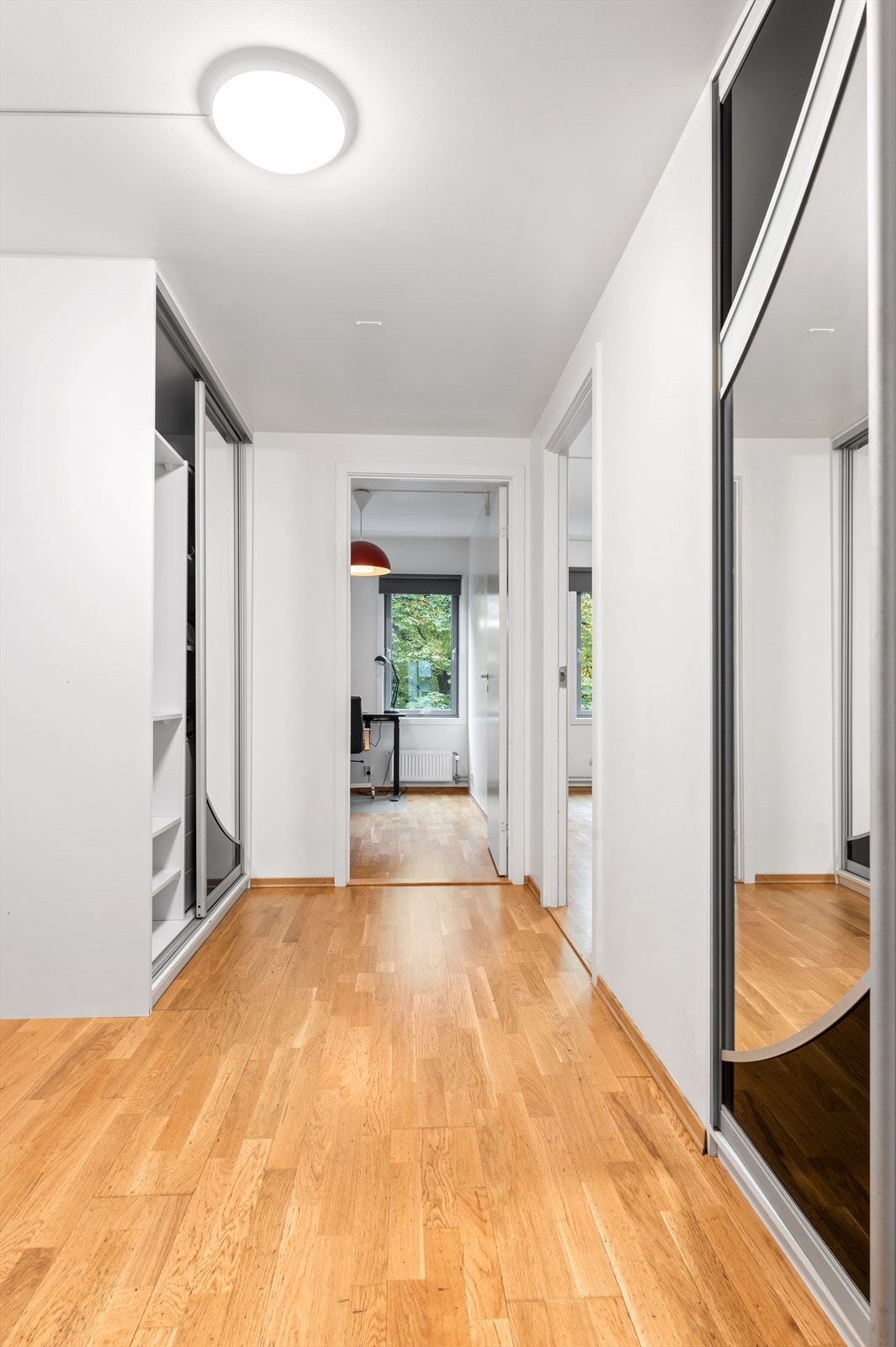 Entré/gang gir et lyst og hyggelig førsteinntrykk av leiligheten. Galleribilde