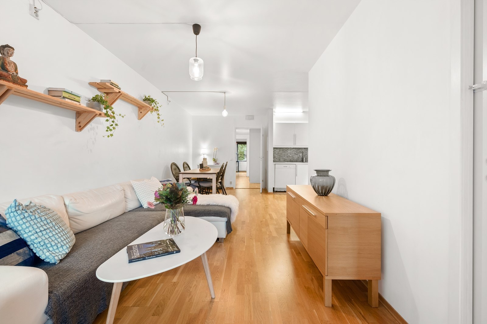 Stue, spiseplass og kjøkken utgjør et stort, sosialt allrom hvor hver av sonene finner sin naturlige plass. Galleribilde