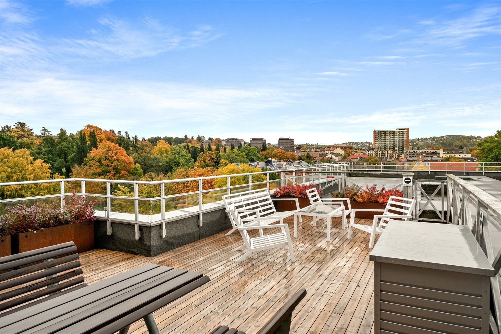 Borettslaget har en felles takterrasse i bygget til stor glede for alle beboere. En herlig plass å nyte varme sommerdager. Galleribilde