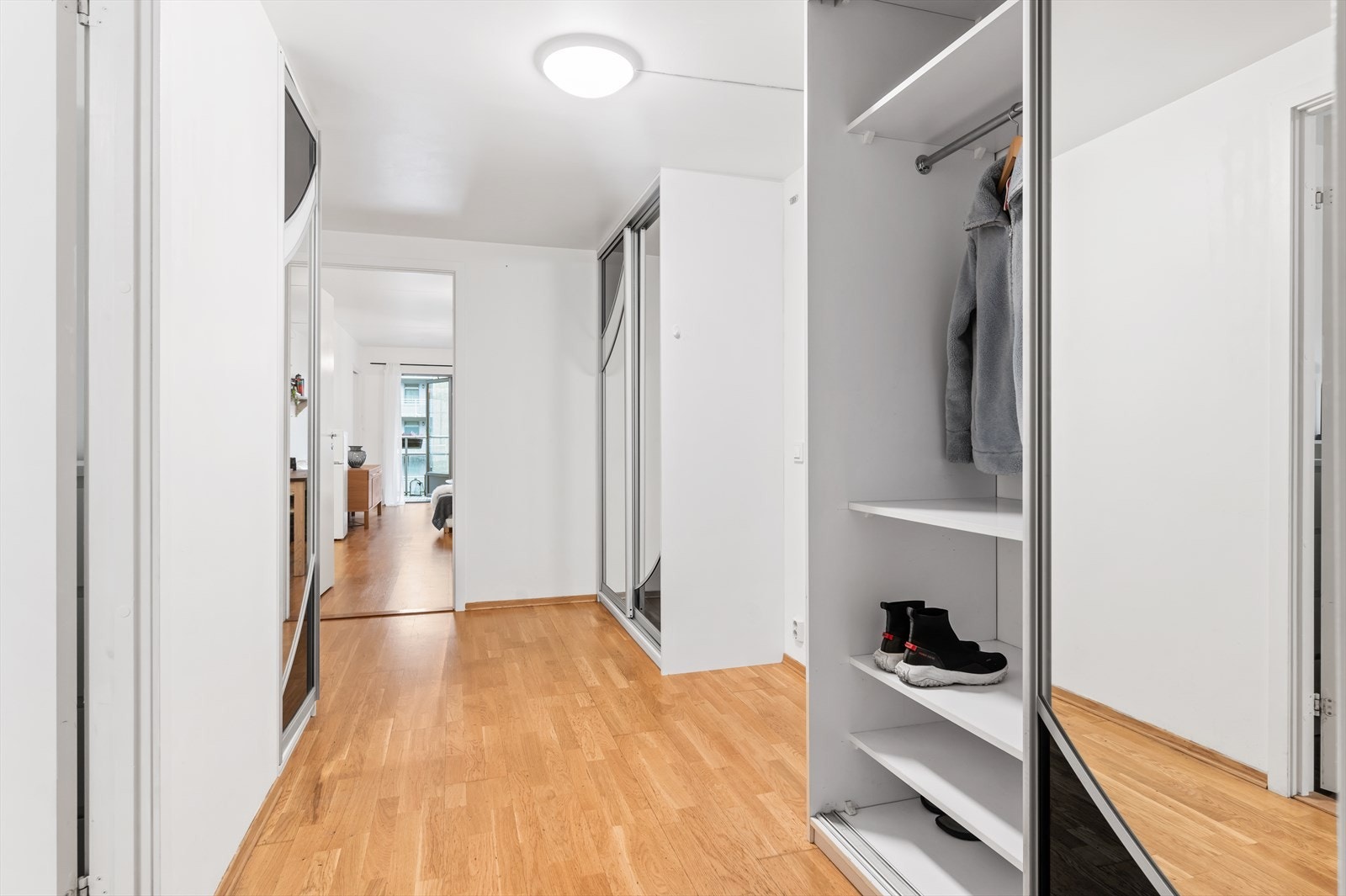 Gode oppbevaringsmuligheter for yttertøy og sko i flere skyvedørsgarderober i entréen. Galleribilde