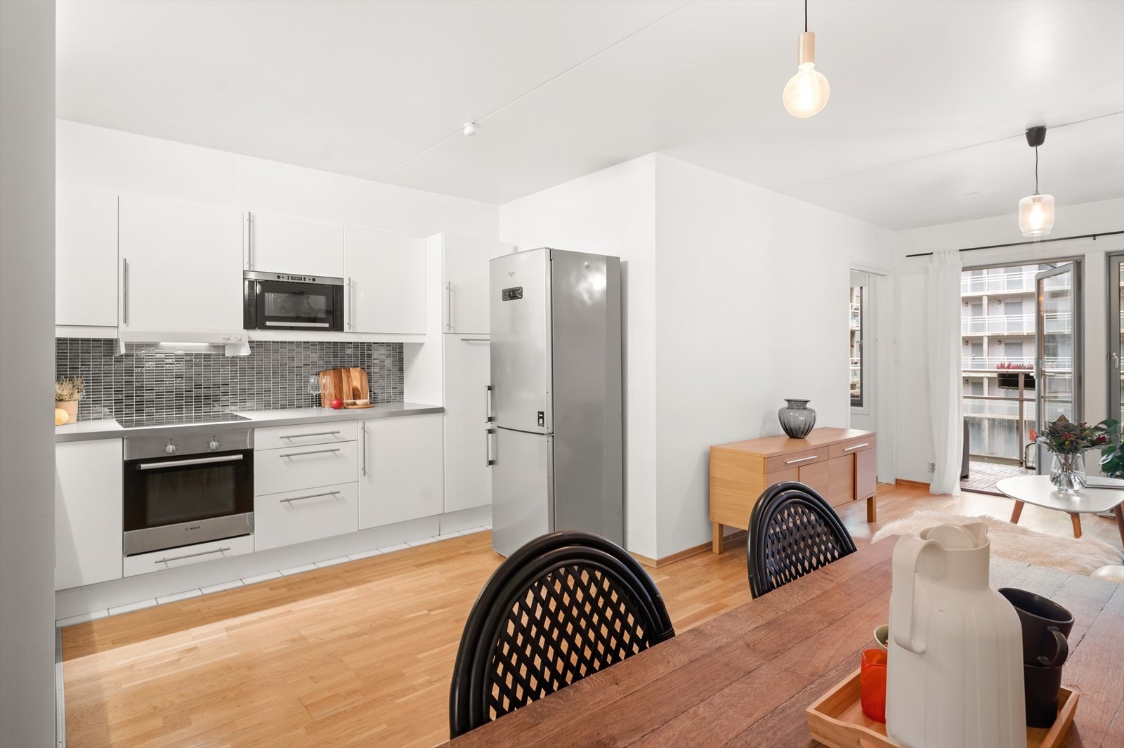 Innredning består av integrert stekeovn og platetopp, mikro, oppvaskmaskin og frittstående kjøleskap. Galleribilde